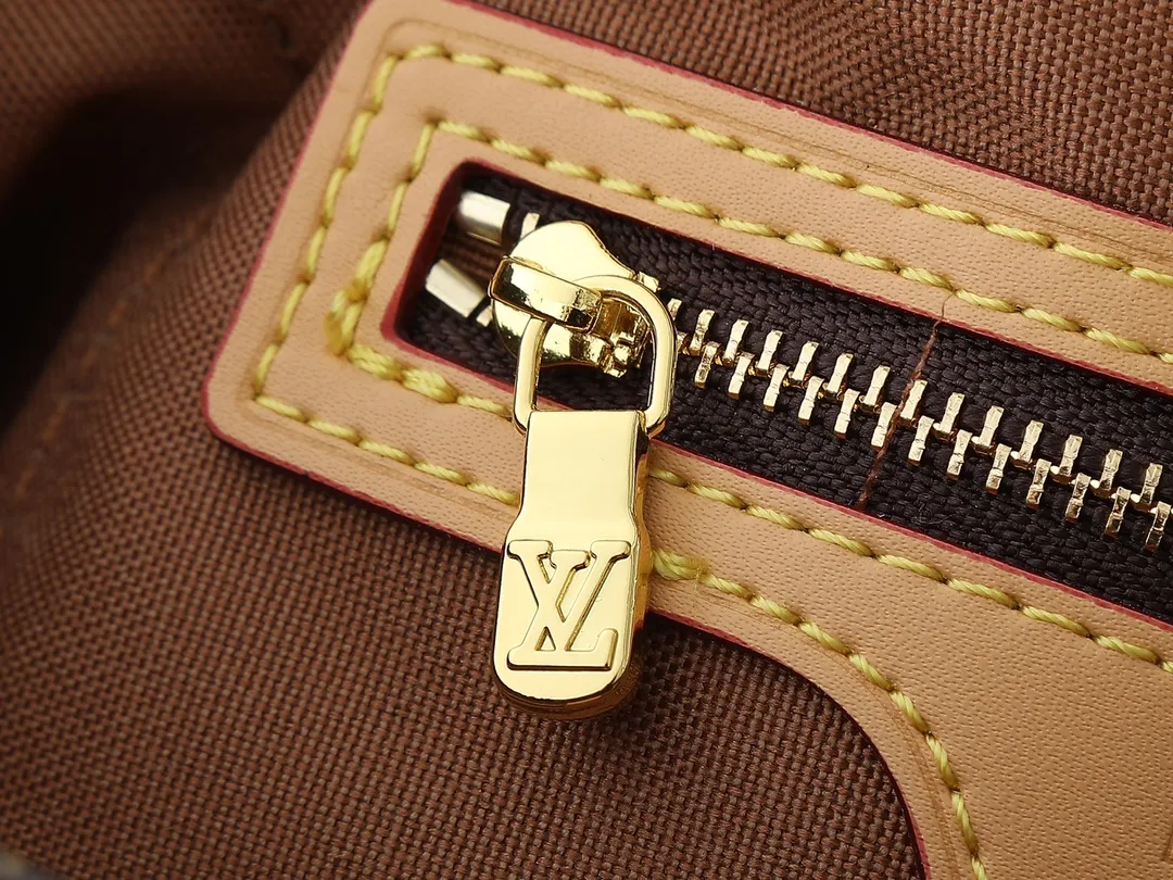 💰220💰Upgraded from the original M51172, the out-of-print Vivienne second-hand Internet celebrity, classic soft Monogram fabric with color-changing yellow leather trim. The design is based on a shopping bag you get after daily shopping. Made of calfskin, with color-changing leather handles and inner bag details, it is a new choice for large-capacity bags and commuter bags. The outer layer is made of Monogram canvas, a fabric lining, a natural cowhide trim and an inner zipper bag! ! Size:23x21x8cm