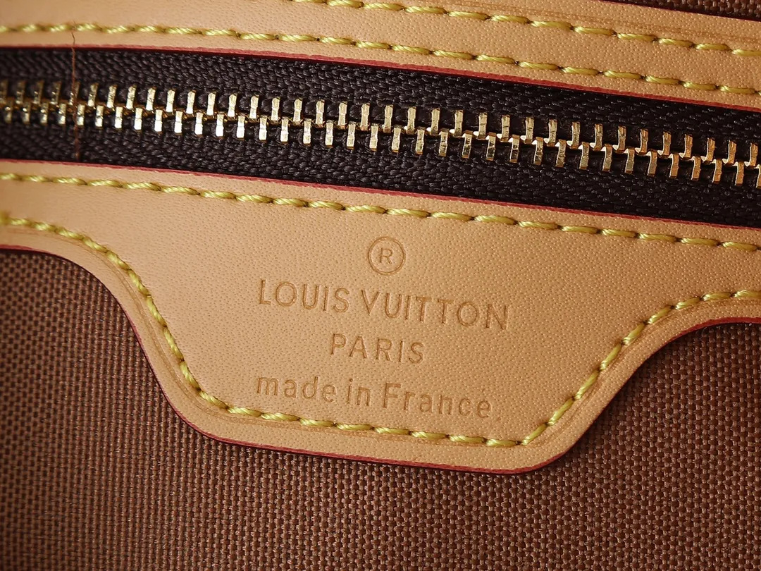 💰220💰Upgraded from the original M51172, the out-of-print Vivienne second-hand Internet celebrity, classic soft Monogram fabric with color-changing yellow leather trim. The design is based on a shopping bag you get after daily shopping. Made of calfskin, with color-changing leather handles and inner bag details, it is a new choice for large-capacity bags and commuter bags. The outer layer is made of Monogram canvas, a fabric lining, a natural cowhide trim and an inner zipper bag! ! Size:23x21x8cm