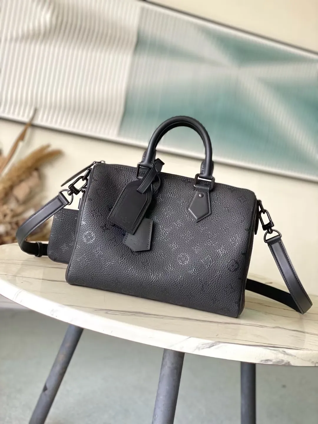 💰1800（头层皮）顶级原单 M24435 黑色 本款 Speedy  Bandoulière 30 Monogram Leather 手袋选用柔软牛皮革，以 Monogram 图案重现帆布印花的考究观感。 Dazzling metal hardware, sheepskin lining and nameplate all reflect Creative Director Pharrell Williams' relentless attention to detail. 30 x 17 x 21 厘米(长度 x 高 x 宽)