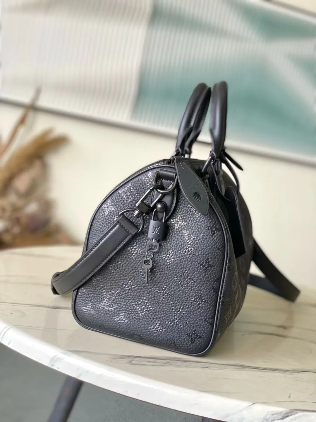 💰1800（头层皮）顶级原单 M24435 黑色 本款 Speedy  Bandoulière 30 Monogram Leather 手袋选用柔软牛皮革，以 Monogram 图案重现帆布印花的考究观感。 Dazzling metal hardware, sheepskin lining and nameplate all reflect Creative Director Pharrell Williams' relentless attention to detail. 30 x 17 x 21 厘米(长度 x 高 x 宽)