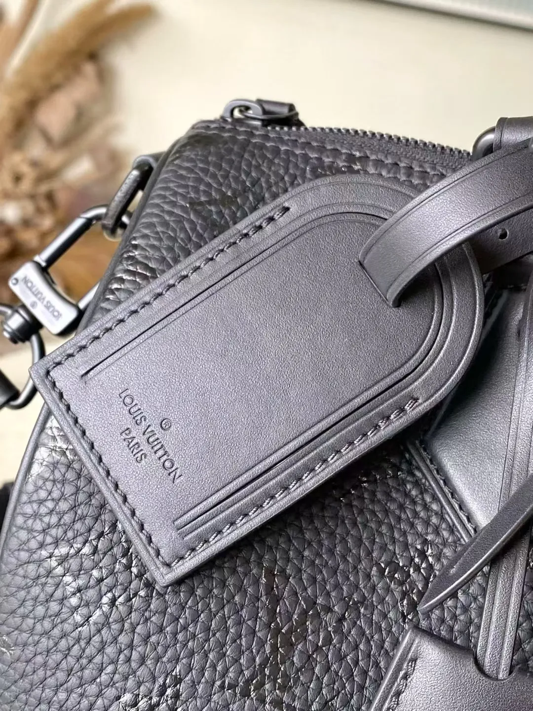💰1800（头层皮）顶级原单 M24435 黑色 本款 Speedy  Bandoulière 30 Monogram Leather 手袋选用柔软牛皮革，以 Monogram 图案重现帆布印花的考究观感。 Dazzling metal hardware, sheepskin lining and nameplate all reflect Creative Director Pharrell Williams' relentless attention to detail. 30 x 17 x 21 厘米(长度 x 高 x 宽)