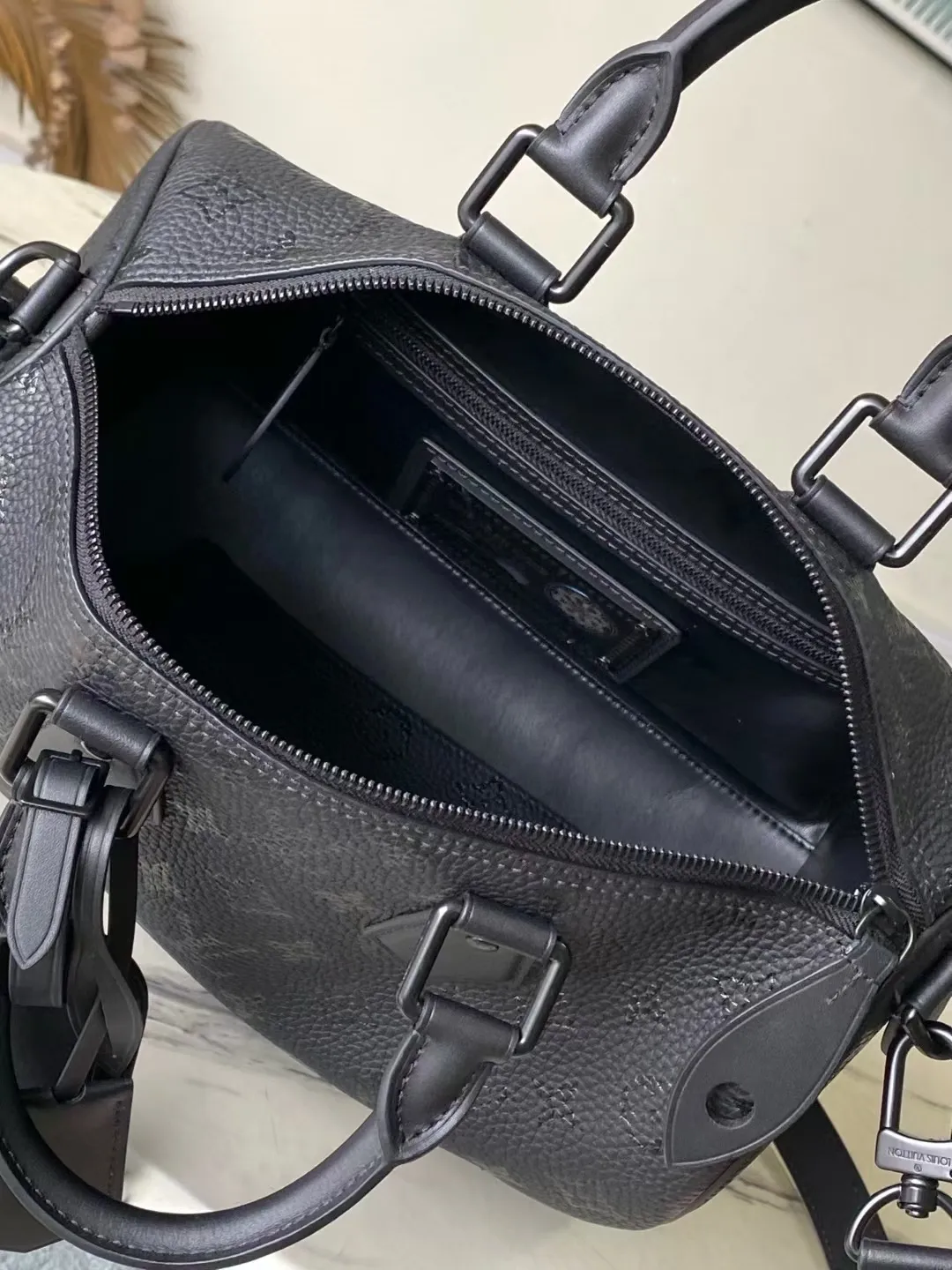 💰1800（头层皮）顶级原单 M24435 黑色 本款 Speedy  Bandoulière 30 Monogram Leather 手袋选用柔软牛皮革，以 Monogram 图案重现帆布印花的考究观感。 Dazzling metal hardware, sheepskin lining and nameplate all reflect Creative Director Pharrell Williams' relentless attention to detail. 30 x 17 x 21 厘米(长度 x 高 x 宽)