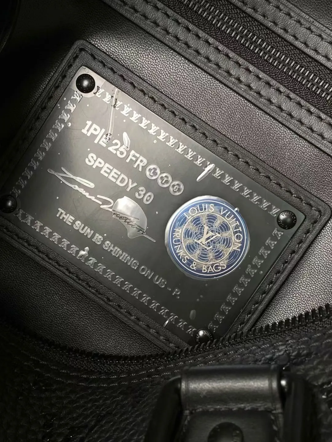 💰1800（头层皮）顶级原单 M24435 黑色 本款 Speedy  Bandoulière 30 Monogram Leather 手袋选用柔软牛皮革，以 Monogram 图案重现帆布印花的考究观感。 Dazzling metal hardware, sheepskin lining and nameplate all reflect Creative Director Pharrell Williams' relentless attention to detail. 30 x 17 x 21 厘米(长度 x 高 x 宽)