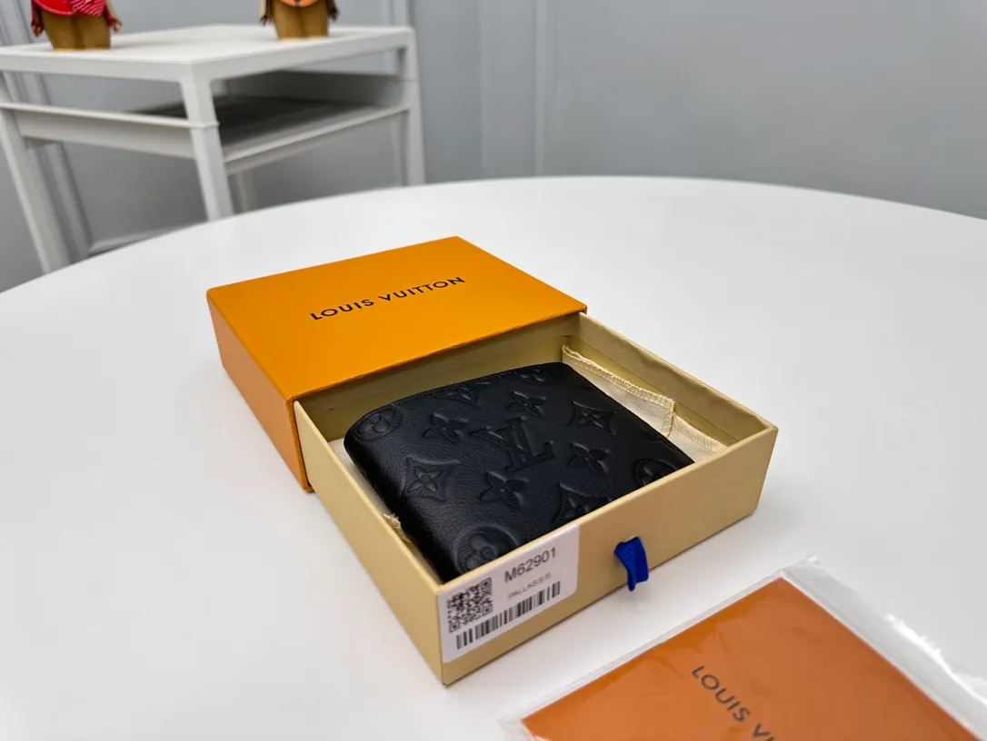 Factory price 300 Full-grain leather [Top original order] M62901 Black short clip 👏👏MULTIPLE Wallet This Louis Vuitton Multiple wallet has a refreshing and simple design. The black Monogram Shadow calfskin fabric is very soft and decorated with the iconic Monogram embossing. Compact in size, it is extremely portable and equipped with multiple credit card slots and compartments for receipts and banknotes, making it extremely practical. Dimensions: 11.5 x 9.0 x 1.5 cm.