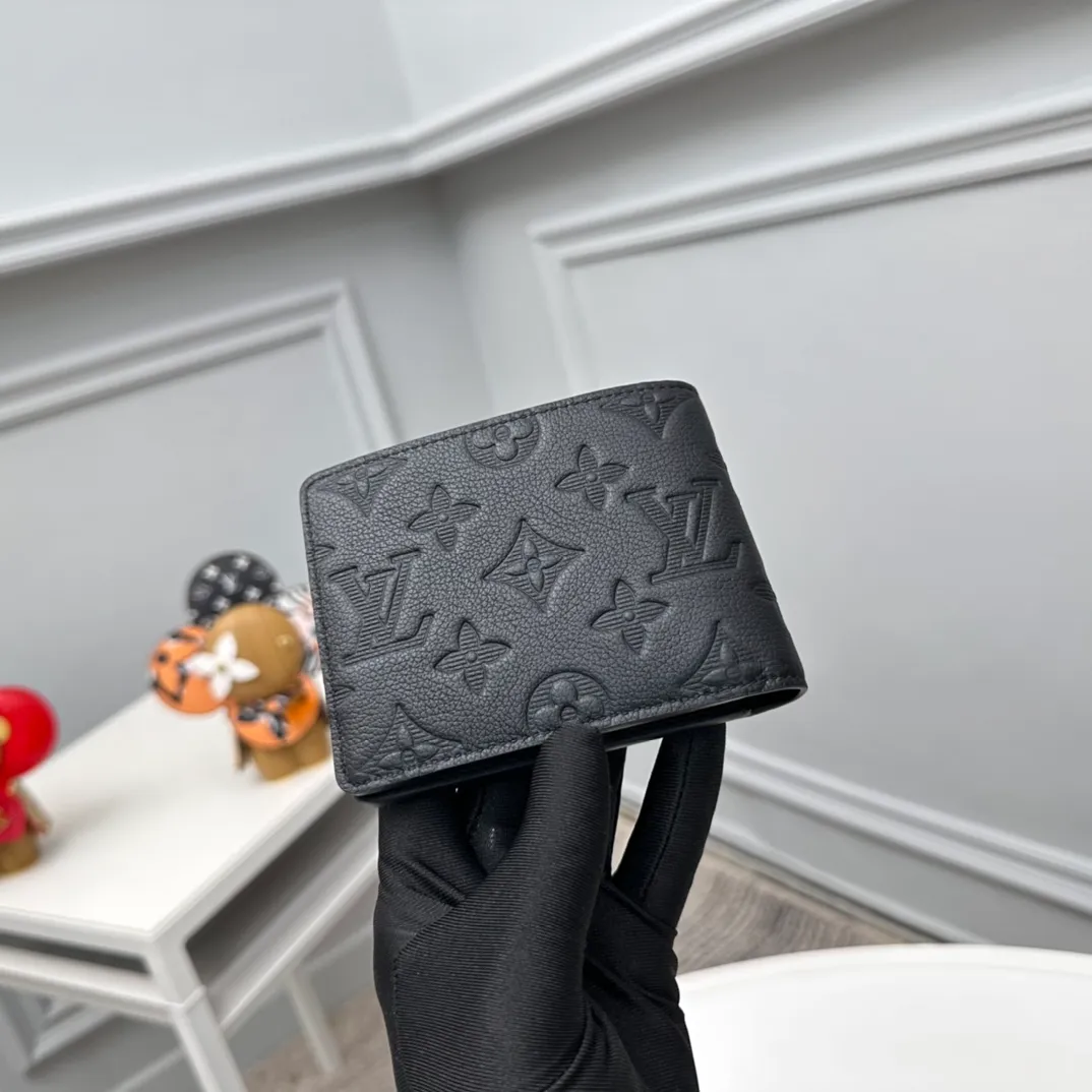 Factory price 300 Full-grain leather [Top original order] M62901 Black short clip 👏👏MULTIPLE Wallet This Louis Vuitton Multiple wallet has a refreshing and simple design. The black Monogram Shadow calfskin fabric is very soft and decorated with the iconic Monogram embossing. Compact in size, it is extremely portable and equipped with multiple credit card slots and compartments for receipts and banknotes, making it extremely practical. Dimensions: 11.5 x 9.0 x 1.5 cm.
