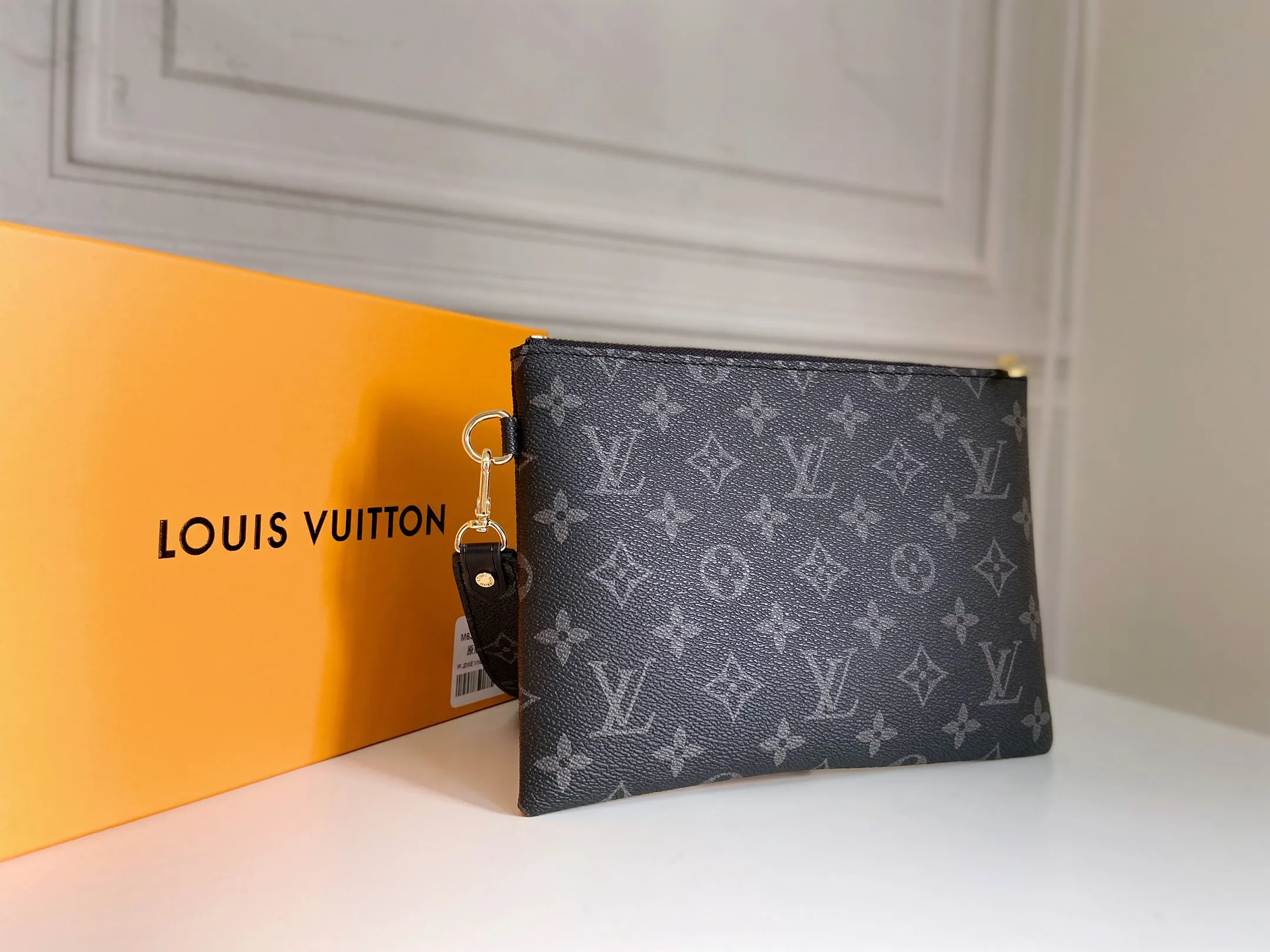 💰130 💎Inspired by Louis Vuitton’s classic suitcases, this City bag is made of Monogram canvas and decorated with printed embroidered patches, reminiscent of suitcase stickers from the late 19th century. A removable wrist strap adds practicality and style to this versatile bag design. Style number: M63447. Dimensions: 16.0 x 23.0 x 0.3 cm (length x height x width)