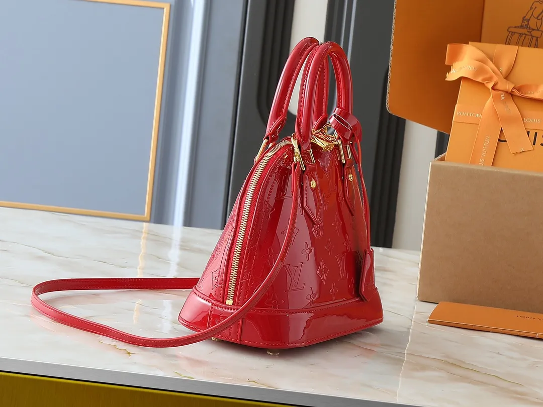💰240💰Upgraded from the original model, the same patent leather series 53152.91606Alma BB 40302, 93595, handbags are derived from the classic Louis Vuitton bag designed in 1934. This compact bag easily holds keys, wallet, smartphone and lipstick. Detachable shoulder strap for cross-body wear. This modern version of the bag continues its classic silhouette, in Epi leather in bright and inspiring colours, dimensions: 25x19x11