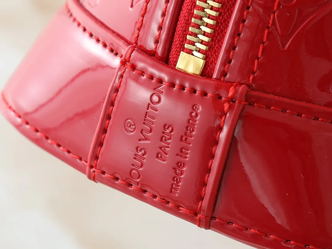 💰240💰Upgraded from the original model, the same patent leather series 53152.91606Alma BB 40302, 93595, handbags are derived from the classic Louis Vuitton bag designed in 1934. This compact bag easily holds keys, wallet, smartphone and lipstick. Detachable shoulder strap for cross-body wear. This modern version of the bag continues its classic silhouette, in Epi leather in bright and inspiring colours, dimensions: 25x19x11