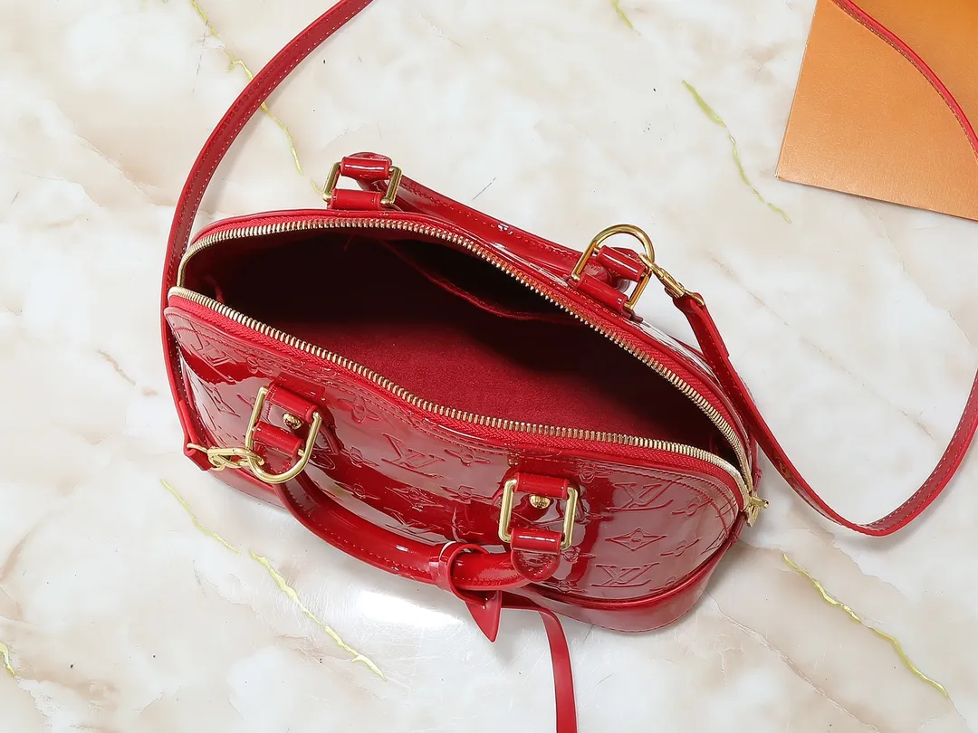 💰240💰Upgraded from the original model, the same patent leather series 53152.91606Alma BB 40302, 93595, handbags are derived from the classic Louis Vuitton bag designed in 1934. This compact bag easily holds keys, wallet, smartphone and lipstick. Detachable shoulder strap for cross-body wear. This modern version of the bag continues its classic silhouette, in Epi leather in bright and inspiring colours, dimensions: 25x19x11