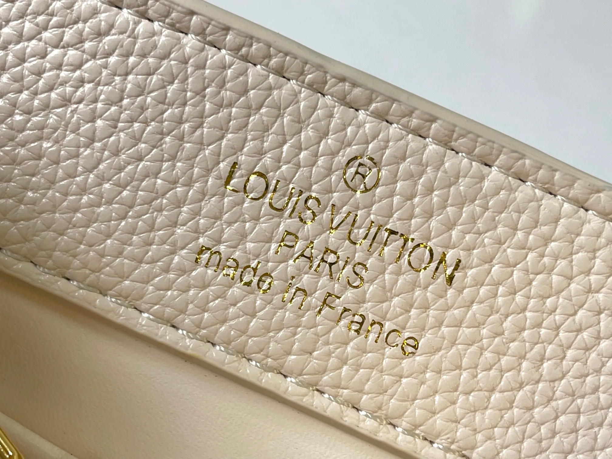 p460 [Guangzhou top quality original] M14970 white Capucines mini series is named after the Paris street where Louis Vuitton first opened its store in 1854. This time it is added to the Harmony series through a mini version design. Taurillon cow leather creates a classic structure, and the decorative chain gives the Monogram floral jewelry texture. There is plenty of space to store daily necessities such as short wallets, keys, and lipstick. Size:21×14×8cm