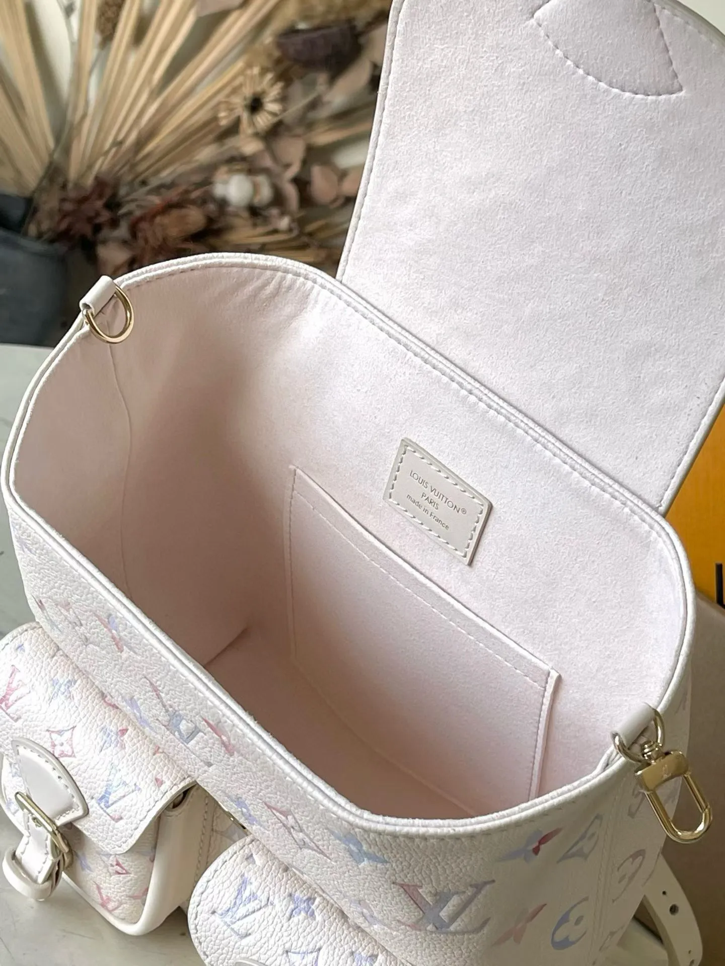 💰1140 (top layer leather) top original item M15113 This Backup backpack is from the Dream series. It uses Monogram embossed grain leather to render a unique watercolor gradient effect, and is paired with a woven chain and glossy metal parts. The front flap pocket has a magnetic closure to securely store small items. Dimensions: 20 × 22 × 14 cm