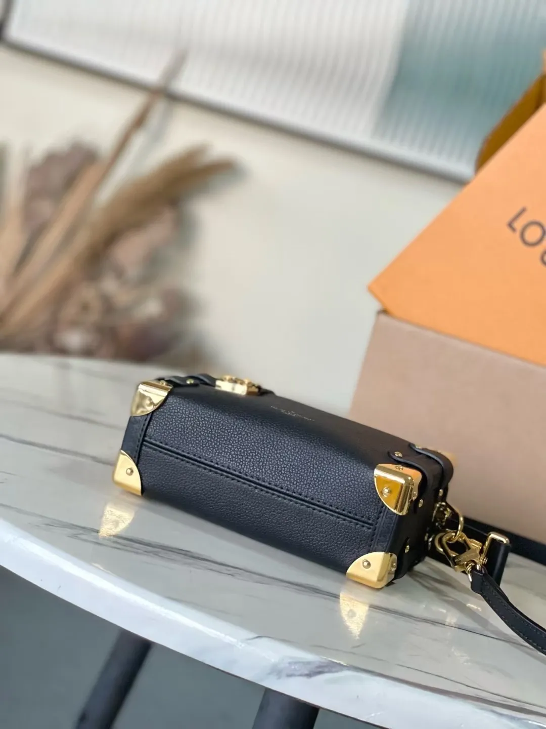 💰1200 (top-grain leather) Top original order M23817 This Side Trunk small handbag uses fine leather to set off the metallic luster of the S-lock buckle and hard-case style details, paying tribute to Louis Vuitton's trunk-making heritage. The exquisite design collects everything you need in an orderly manner, making it a perfect choice for day and night occasions. Dimensions: 19 × 12.5 × 7.5 cm