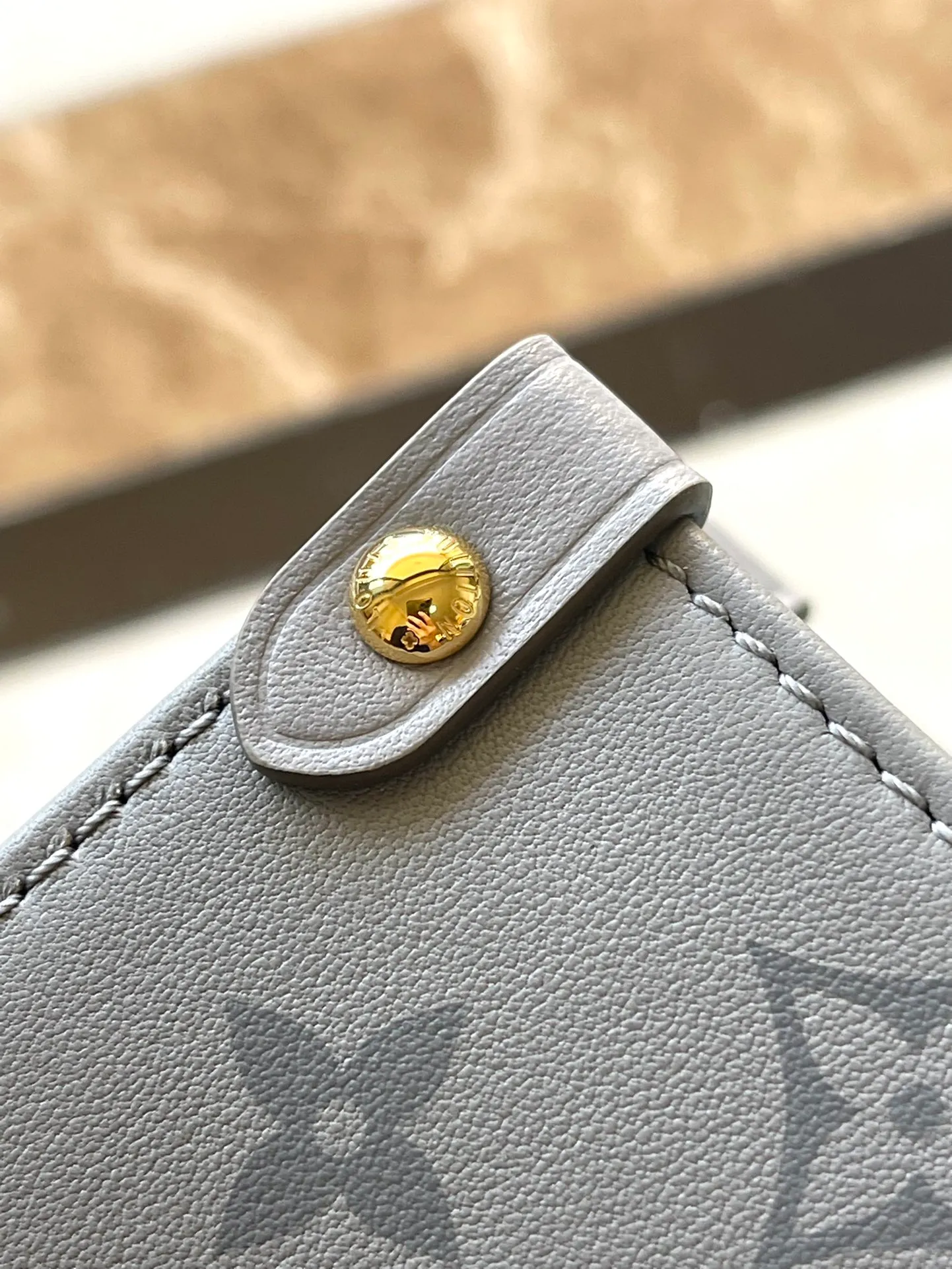 💰1020 (top-grain leather) top original M12465 Monogram Ink series OnTheGo small handbag has a matte texture of smooth cow leather, and the rivets on the corners pay tribute to the brand's classic hard box design. The neat interior has a large zipper pocket for storing banknotes and receipts. Dimensions: 25 × 19 × 11.5 cm