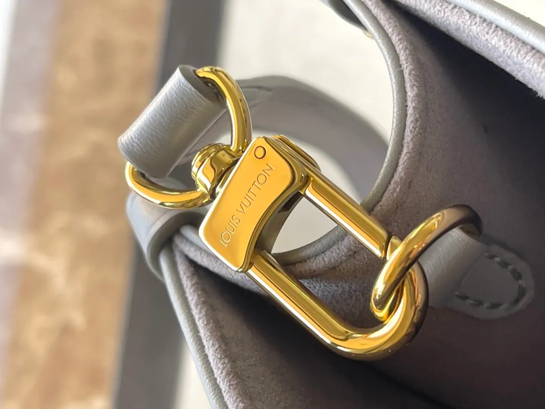 💰1020 (top-grain leather) top original M12465 Monogram Ink series OnTheGo small handbag has a matte texture of smooth cow leather, and the rivets on the corners pay tribute to the brand's classic hard box design. The neat interior has a large zipper pocket for storing banknotes and receipts. Dimensions: 25 × 19 × 11.5 cm