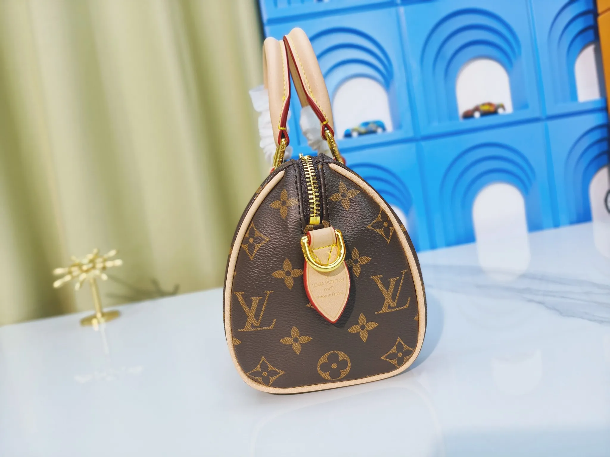 💰240💰Upgraded original version (with double shoulder straps) [M46222. The classic design of the travel bag features rolled leather handles and a removable and adjustable fabric shoulder strap embellished with the brand's signature texture. Detailed features 20.5 x 13.5 x 12 cm (length x height x width)