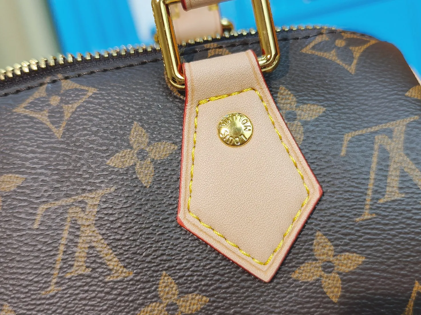 💰240💰Upgraded original version (with double shoulder straps) [M46222. The classic design of the travel bag features rolled leather handles and a removable and adjustable fabric shoulder strap embellished with the brand's signature texture. Detailed features 20.5 x 13.5 x 12 cm (length x height x width)