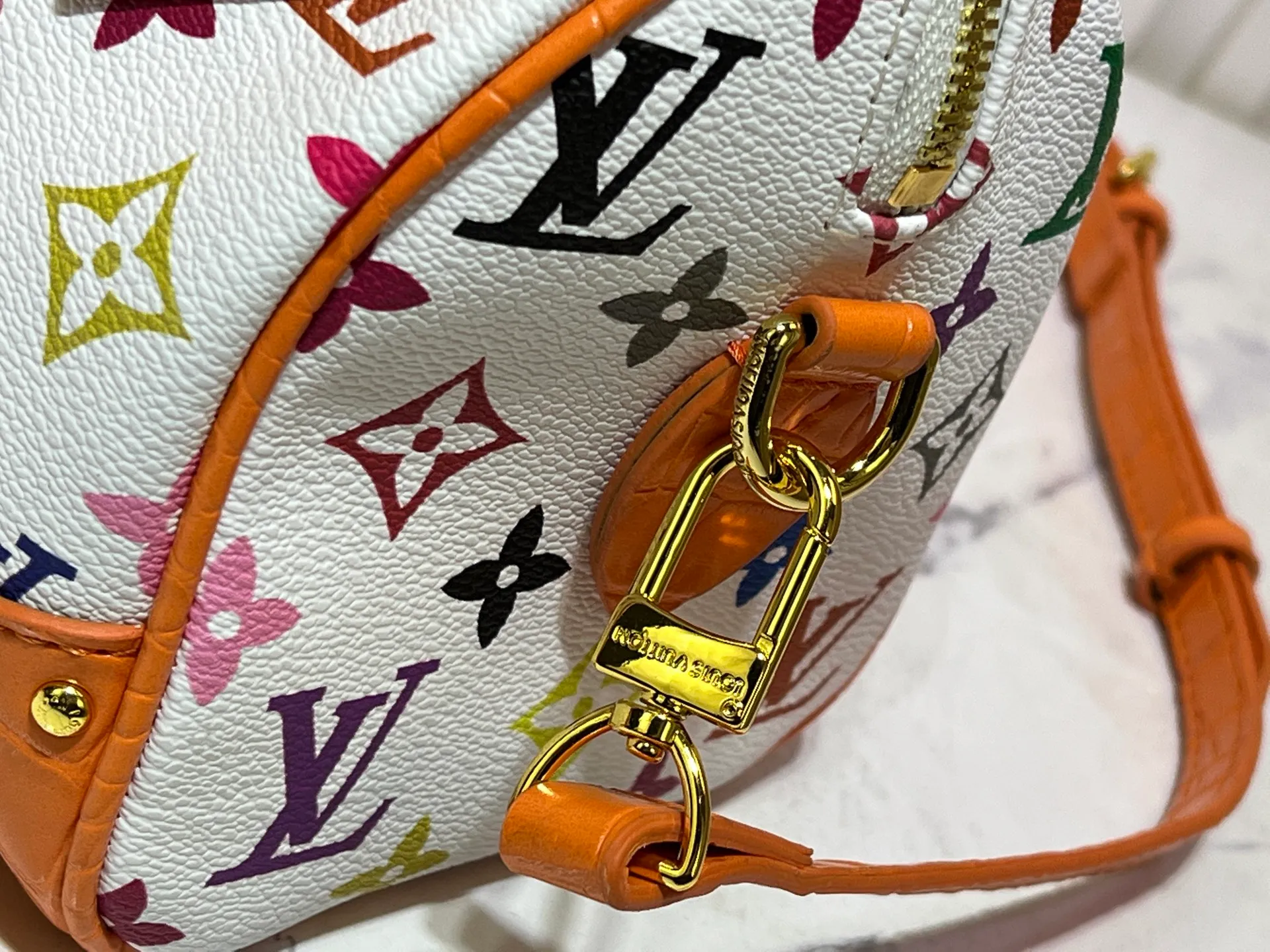 Batch 280💰Upgraded original crocodile pattern M13365 M58953 M46234 M46222 Speedy Bandoulière 20 handbag is made of soft coated canvas, and the full-length Monogram pattern is traced in colorful rainbow tones, highlighting the smart style of the Louis Vuitton x Murakami reissue series. The Toron handle and detachable shoulder strap are constructed of cow leather, the metal corners recall classic luggage elements, and the bow-shaped key bag and padlock add brand touches. Dimensions: 20.5 x 13.5 x 12.0 cm (length x height x width)