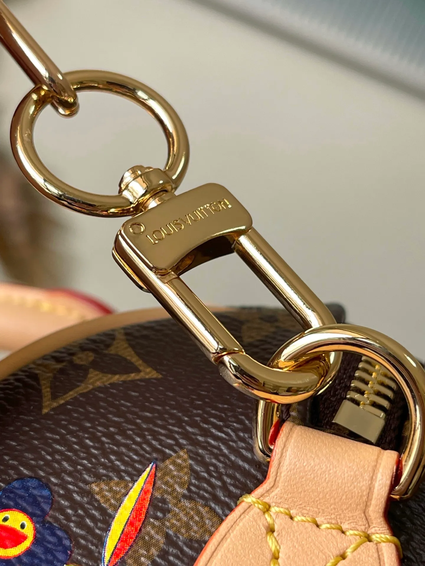 💰940 Top Original Order M14175 This Speedy Bandoulere 20 handbag combines Monogram canvas and cow leather trim, and uses the bright elements of the Louis Vuitton x Murakami reissue series to convey trendy style. The Monogram floral pattern is reinterpreted with Murakami's "super-flat" artistic concept on the front and back. The zipper opening is decorated with a dazzling padlock. The Toron handle and detachable and adjustable chain ensure comfortable carrying. Dimensions: 20.5 × 13.5 × 12 cm