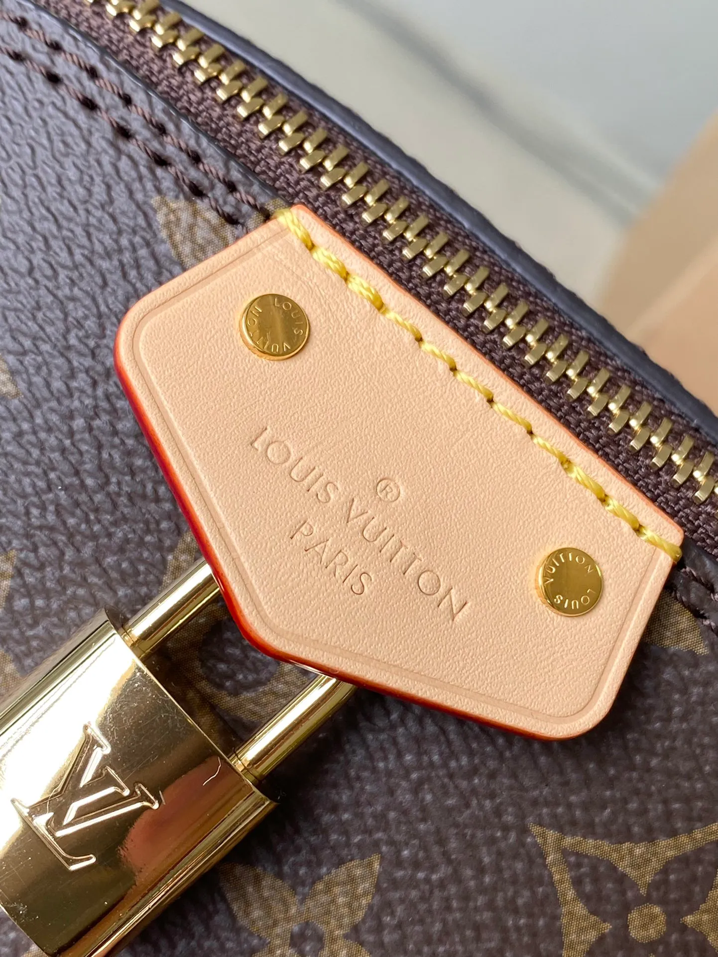 💰900 Top original order M47096 supports counter inspection. The photo taken of duty-free goods is consistent with the product and has not been unpacked. This product is an exclusive duty-free product in the market and is the highest-end product. Inspection is supported. This product has passed strict inspection and is flawless. Please wear gloves when touching the product. This product is not returnable or exchangeable. Please confirm the product first and then remove the label on the handle. This product is temporarily not open to the public, only regular customers, and is in short supply. Dimensions: 13 x 14 x 11.5 cm