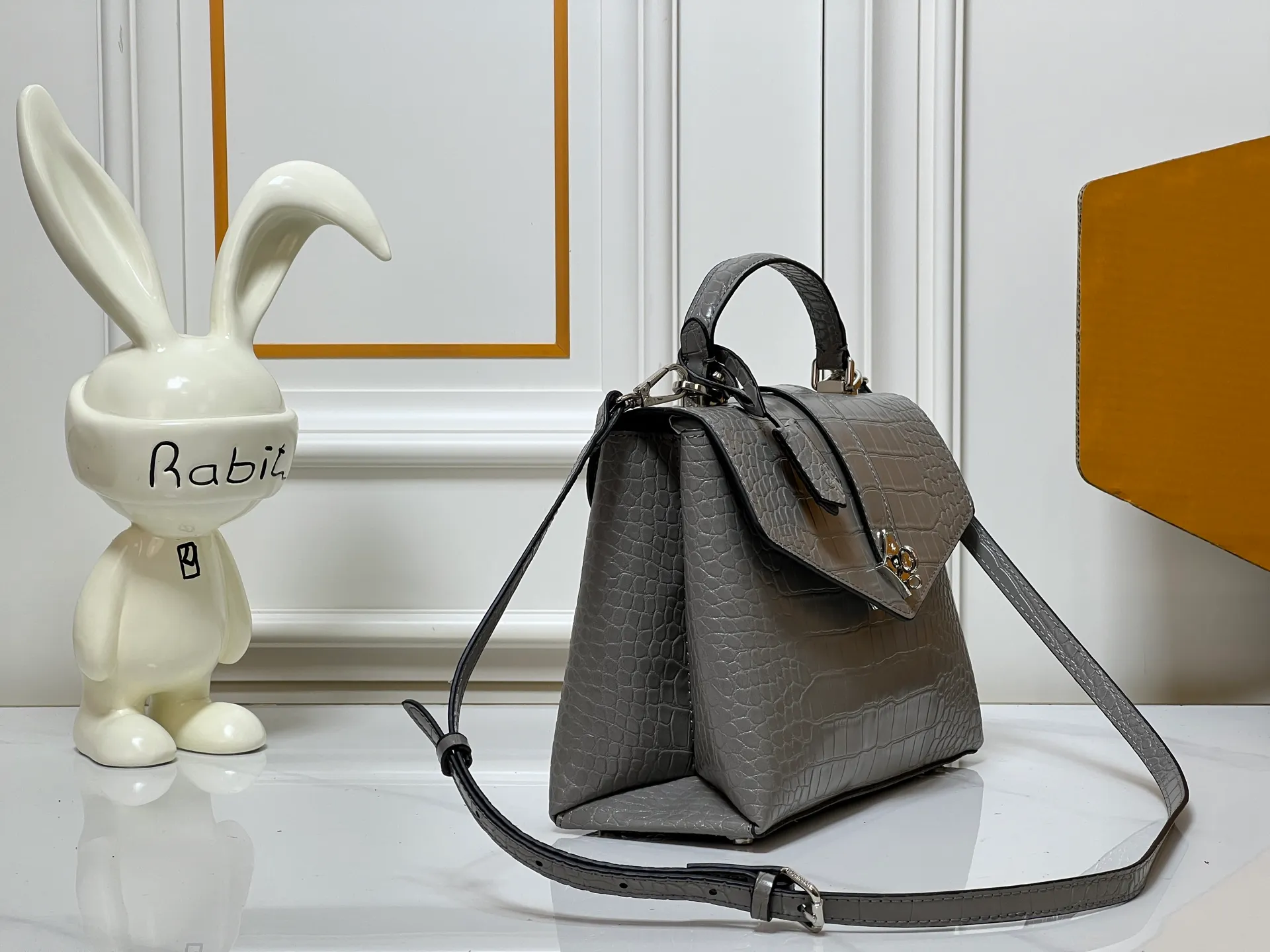 ¥300 80527 N82033.N98925 Crocodile black N98928.N80432 Crocodile pink N99017 Crocodile gray N84714 Himalayan N86012 black with crocodile Rose des Vents small handbag is made of smooth and grained calfskin to outline elegant lines, embellished with golden LV padlocks to shine. Clever use of the top handle and detachable and adjustable shoulder strap create an elegant elbow or practical cross-body style for everyday travel. Medium size Length 27 Width 11 Height 19