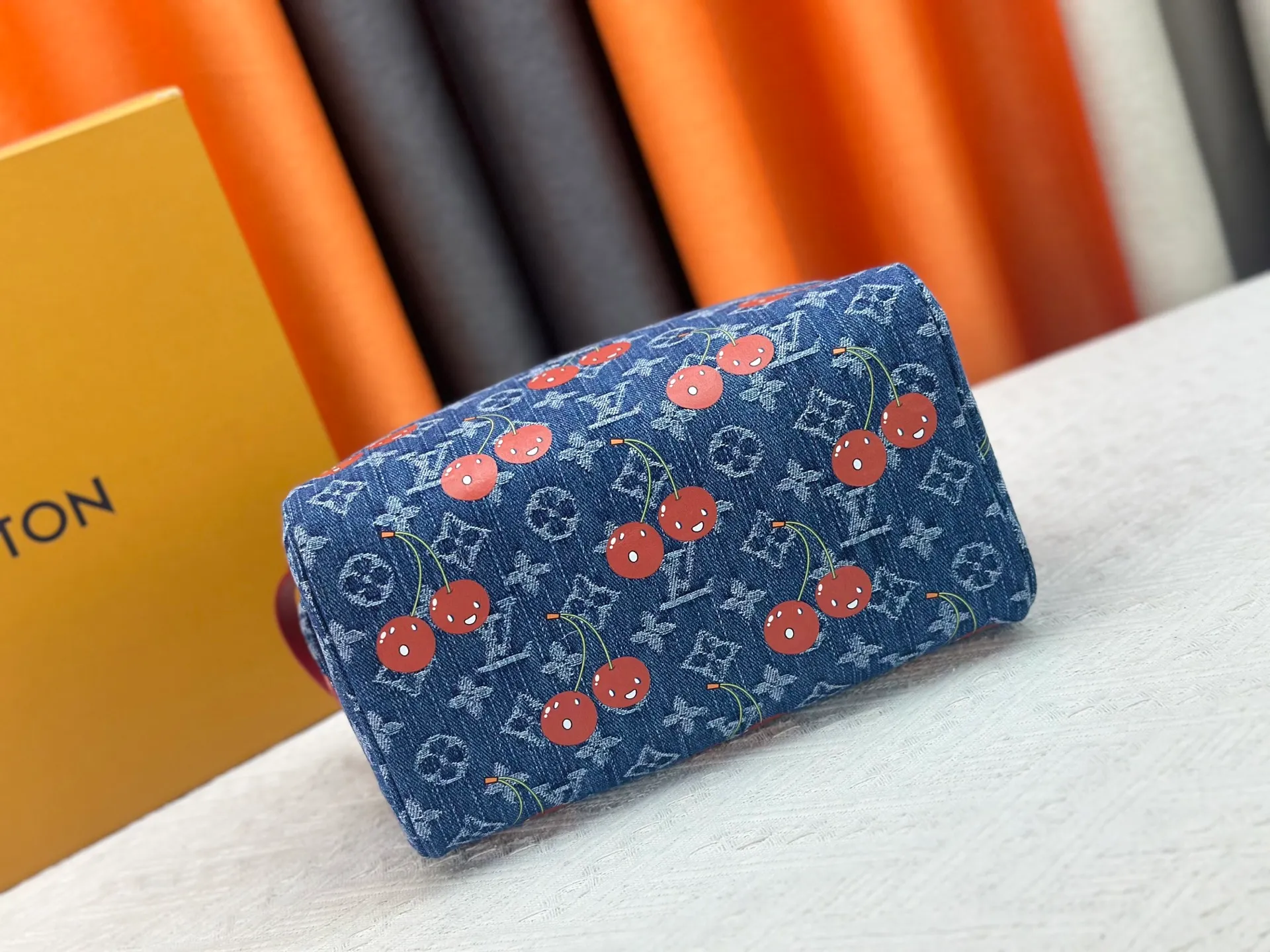 P260 Upgraded original 2-piece set Murakami Denim Cherry🍒M47528 M13669 This Dopp Kit toiletry bag is made of Monogram Eclipse canvas, bringing a restrained choice to Monogram lovers. Plenty of space to store travel essentials, double zippers for secure protection, and wide opening for easy access. 28.0 x 15.0 x 16.5 cm (length x height x width)