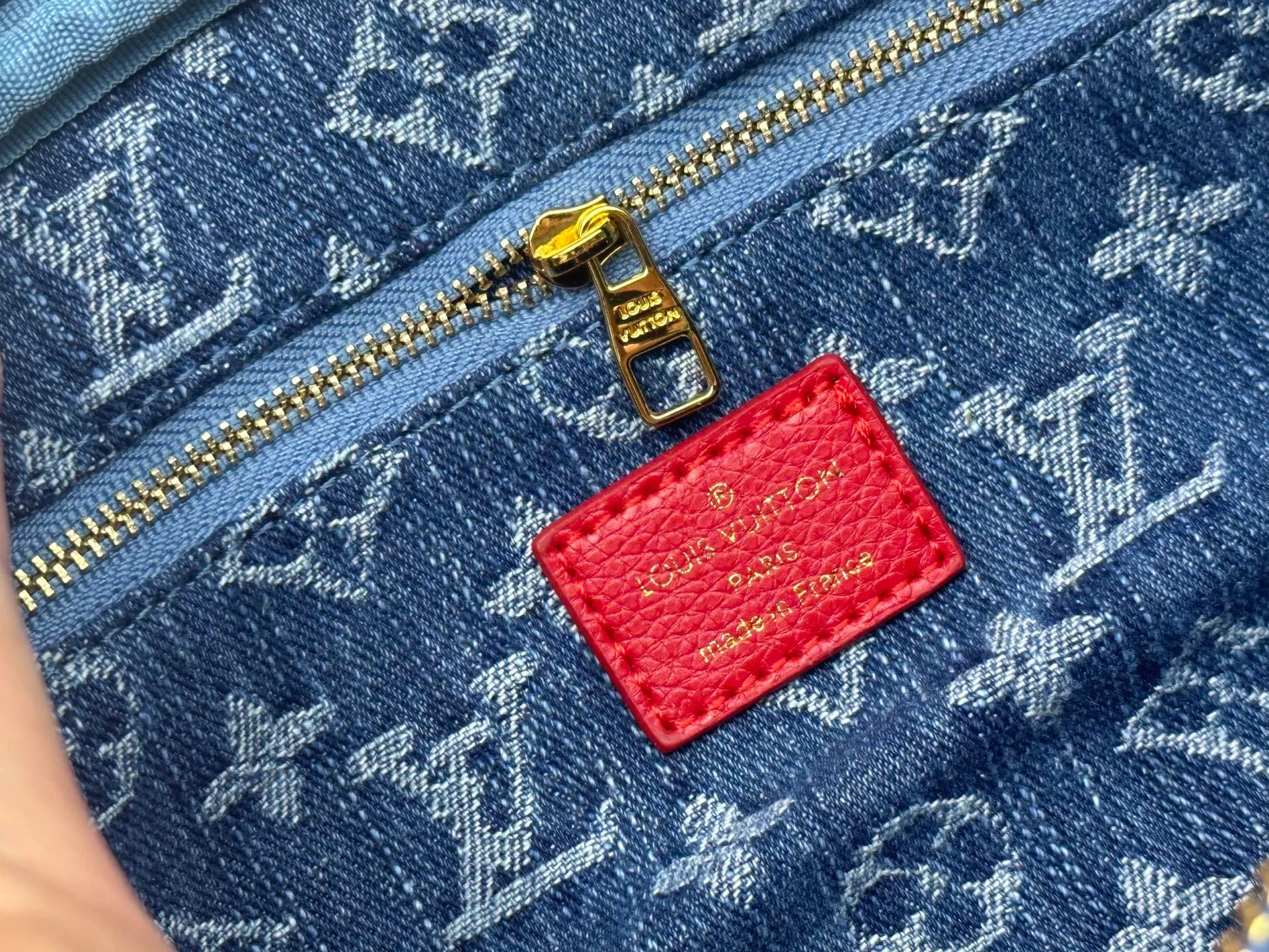 P260 Upgraded original 2-piece set Murakami Denim Cherry🍒M47528 M13669 This Dopp Kit toiletry bag is made of Monogram Eclipse canvas, bringing a restrained choice to Monogram lovers. Plenty of space to store travel essentials, double zippers for secure protection, and wide opening for easy access. 28.0 x 15.0 x 16.5 cm (length x height x width)