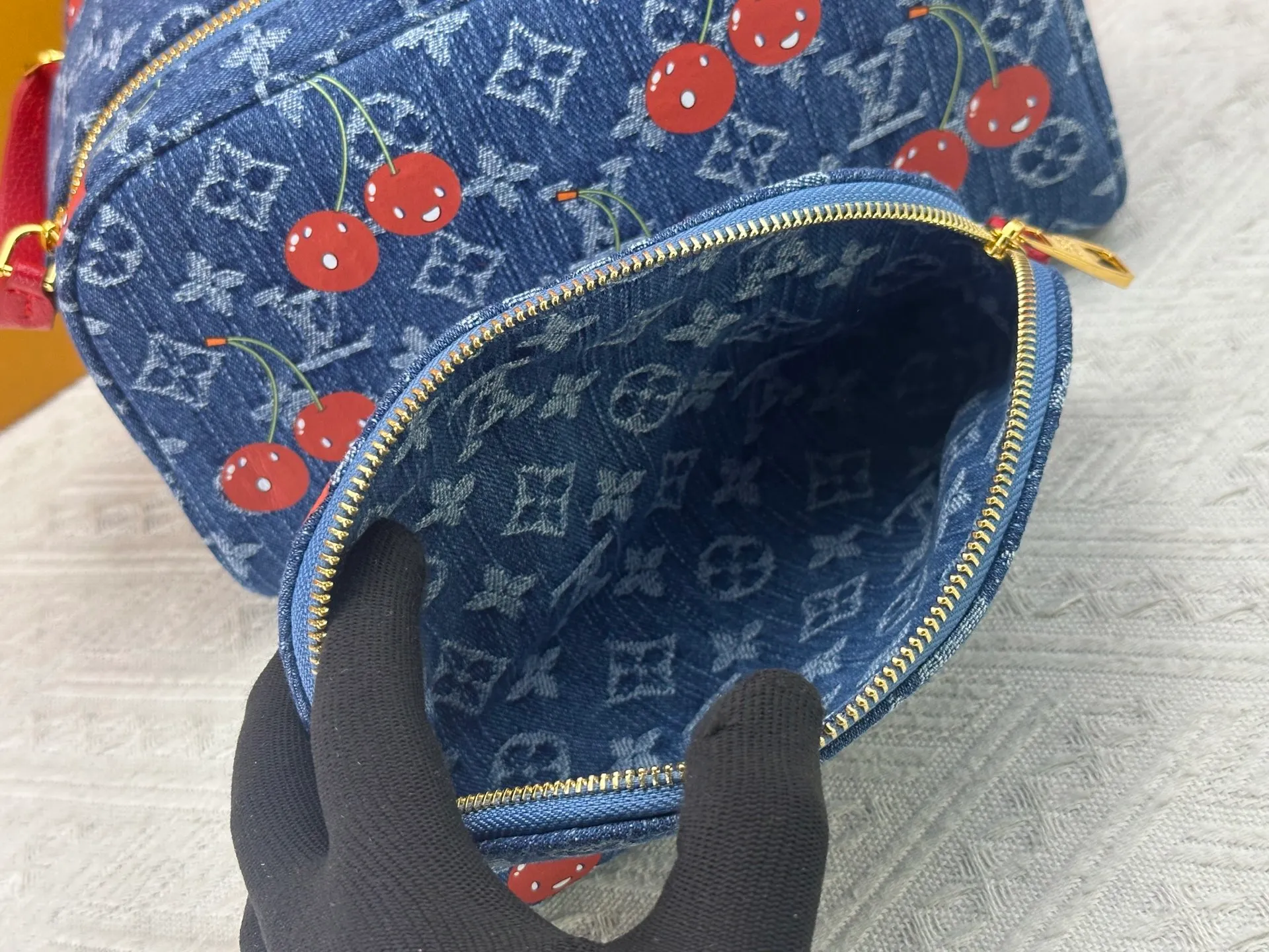 P260 Upgraded original 2-piece set Murakami Denim Cherry🍒M47528 M13669 This Dopp Kit toiletry bag is made of Monogram Eclipse canvas, bringing a restrained choice to Monogram lovers. Plenty of space to store travel essentials, double zippers for secure protection, and wide opening for easy access. 28.0 x 15.0 x 16.5 cm (length x height x width)