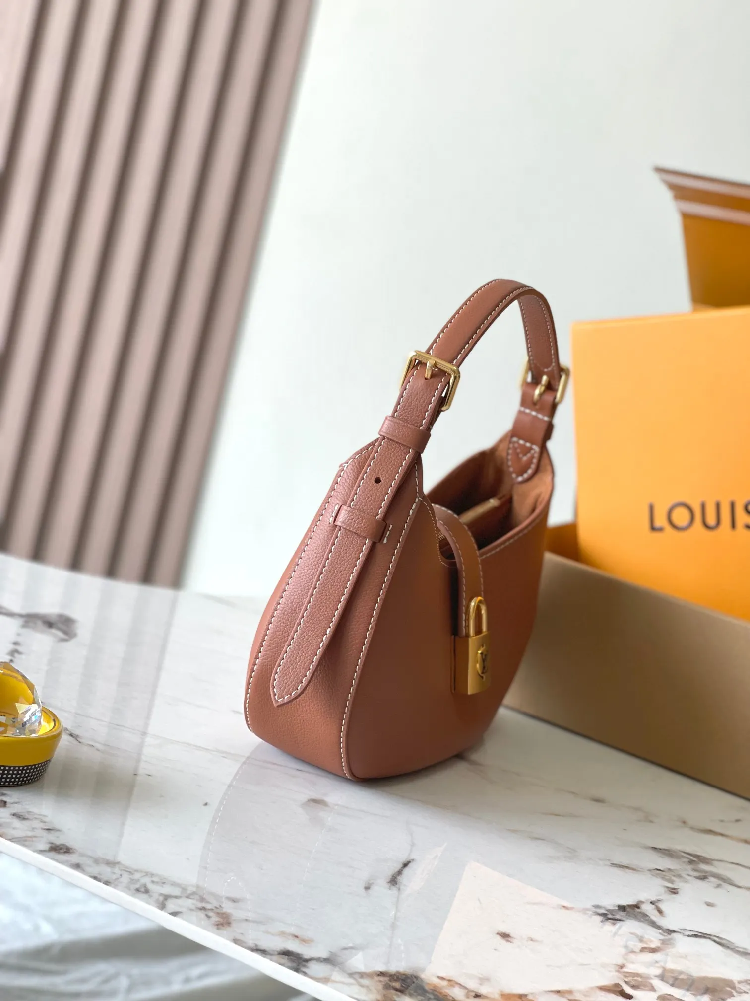 💰2200 [Special grade MB chip version original leather] This Low Key Shoulder Bag once again proves the brand's exquisite craftsmanship with its gorgeous design. Soft cowhide leather is dip-dyed in a neutral color, with adjustable shoulder straps and suede lining for a sophisticated feel, while a classic LV padlock keeps your belongings safe. Model: M24885 caramel dynamic chip version Material: A-grade all-steel hardware, imported original fabric Packaging: full set of original factory duty-free MB packaging Size: 26*18*7CM