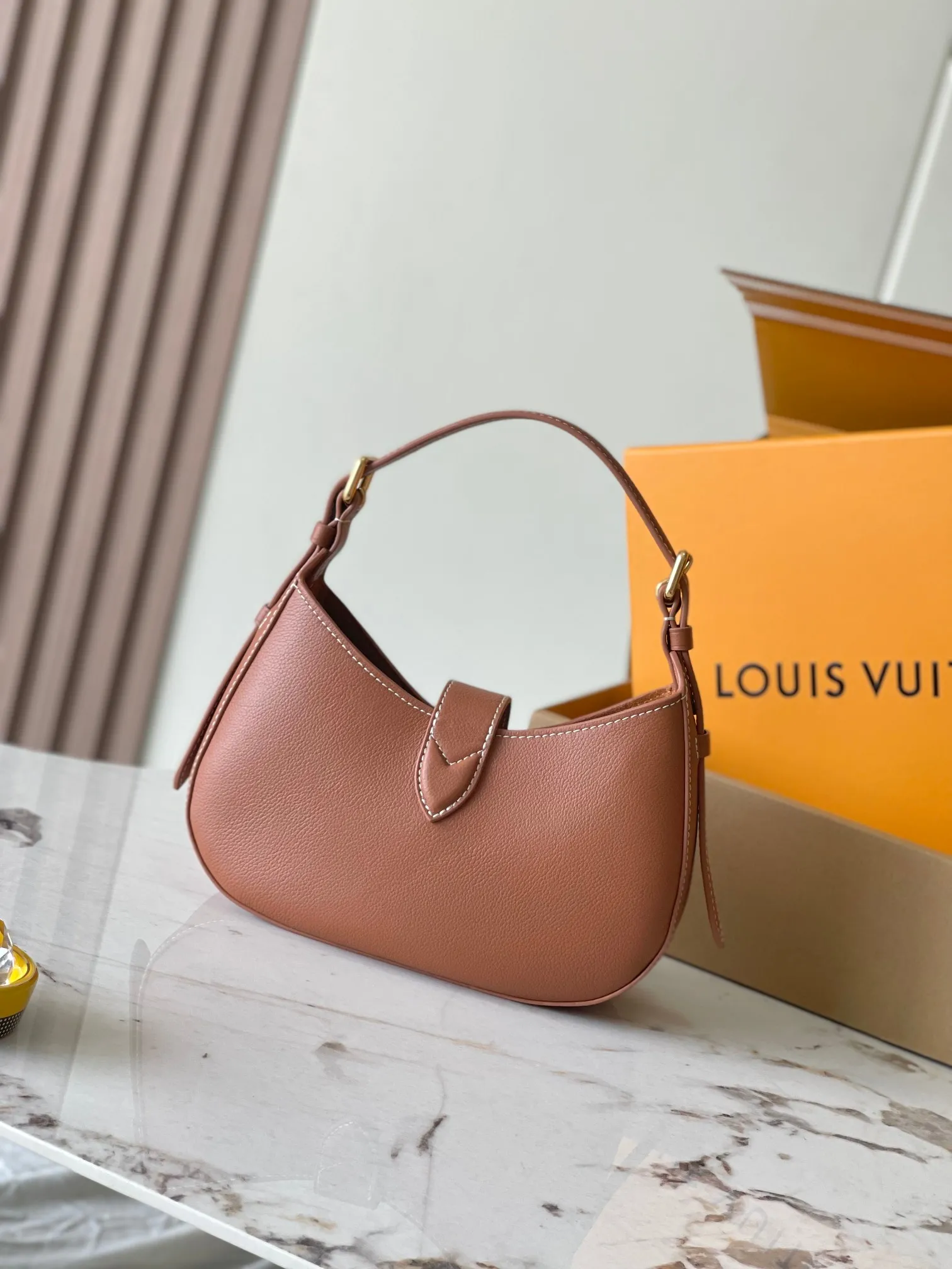 💰2200 [Special grade MB chip version original leather] This Low Key Shoulder Bag once again proves the brand's exquisite craftsmanship with its gorgeous design. Soft cowhide leather is dip-dyed in a neutral color, with adjustable shoulder straps and suede lining for a sophisticated feel, while a classic LV padlock keeps your belongings safe. Model: M24885 caramel dynamic chip version Material: A-grade all-steel hardware, imported original fabric Packaging: full set of original factory duty-free MB packaging Size: 26*18*7CM