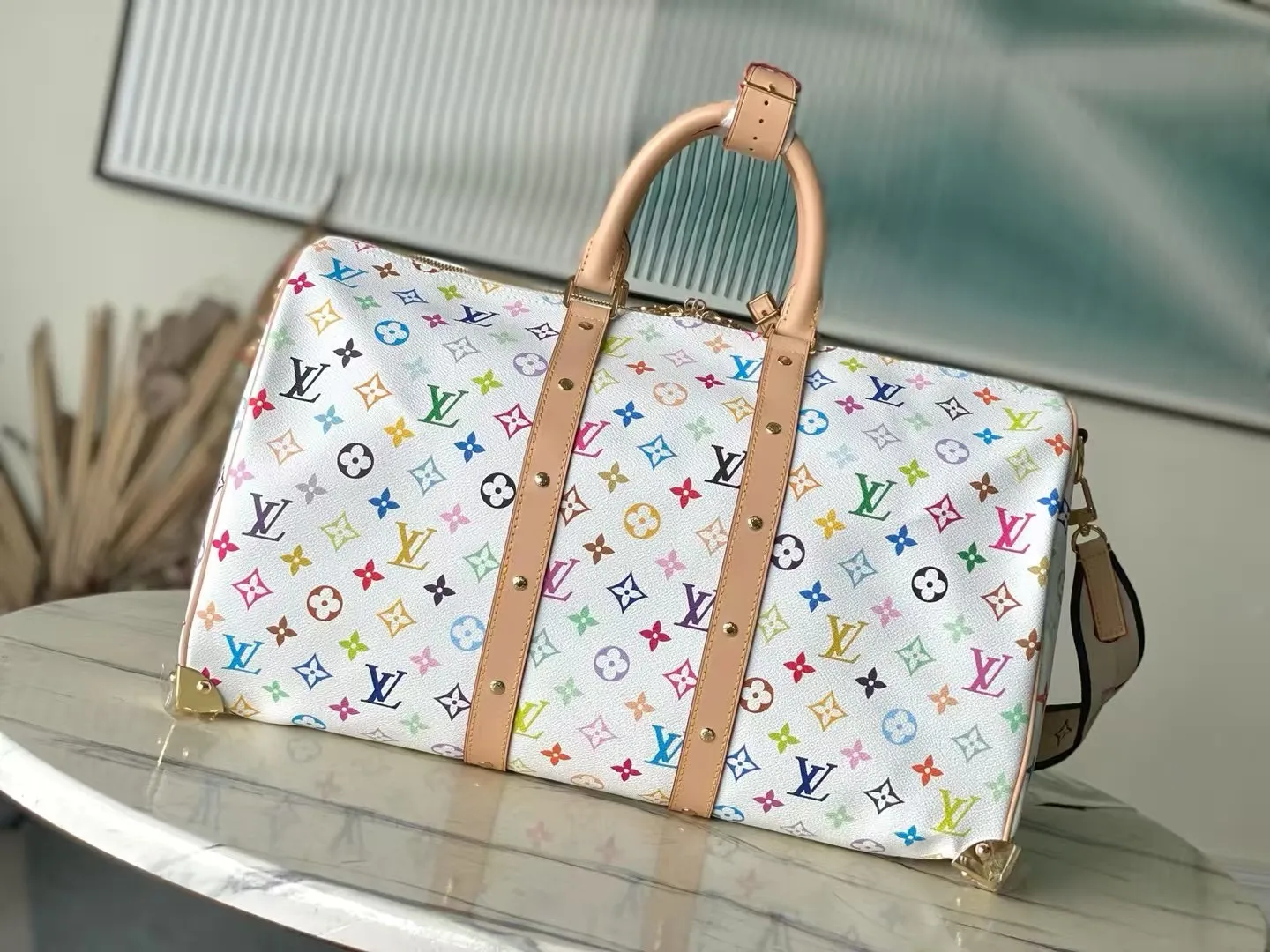 💰1560 Top original order M13742 Embroidered shoulder strap model This Keepal Bandouliere45 travel bag is from the Louis Vuitton × Murakami reissue series. It uses gorgeous Monogram coated canvas to show the creative blend of the brand's iconic elements and the artist's iridescent aesthetics. The S-lock buckle and glossy metal corners on the front pocket establish a classic foundation, while the rivet ribbon and bow-shaped key bag highlight the new season trend. Dimensions: 45 × 27 × 20 cm