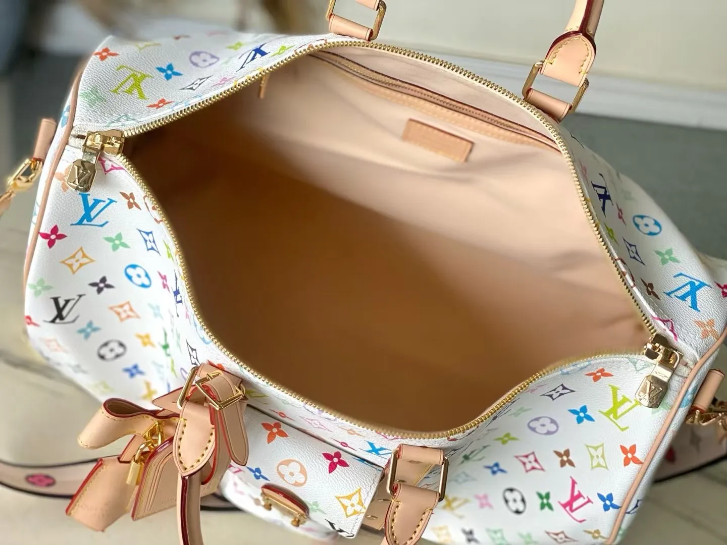 💰1560 Top original order M13742 Embroidered shoulder strap model This Keepal Bandouliere45 travel bag is from the Louis Vuitton × Murakami reissue series. It uses gorgeous Monogram coated canvas to show the creative blend of the brand's iconic elements and the artist's iridescent aesthetics. The S-lock buckle and glossy metal corners on the front pocket establish a classic foundation, while the rivet ribbon and bow-shaped key bag highlight the new season trend. Dimensions: 45 × 27 × 20 cm