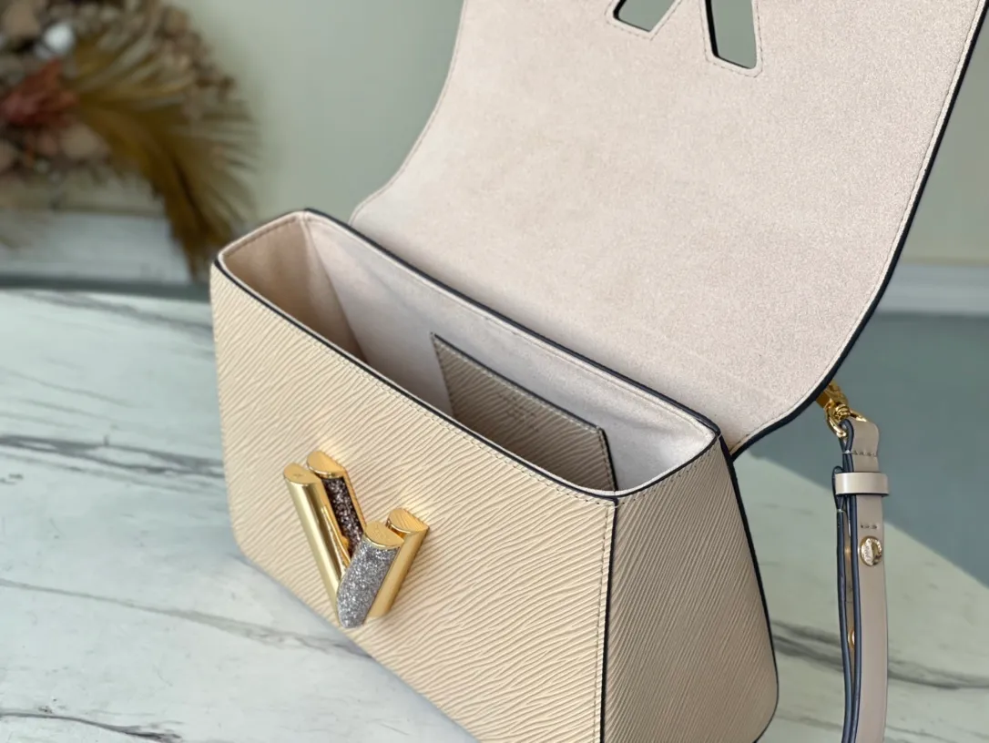 💰1160 (top layer leather) top original single M59033 apricot. This Twist medium handbag is made of Epi leather. The iconic LV Twist twist lock is constructed with moonstone, which is considered to protect the spirit and bring positive emotions. The moonstone is then used to highlight the sometimes clear and sometimes rich light and shadow changes of the moonstone. Dimensions: 23.0 x 17.0 x 9.5 cm (length x height x width)