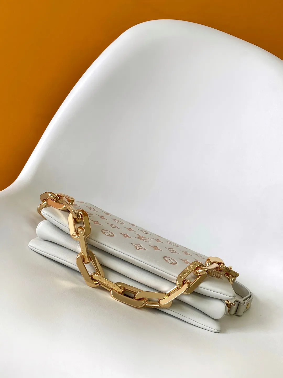 💰1280 (top-grain leather) top-grade original M14503 top-grade sheepskin top-grade original dynamic 163 This Coussin small handbag comes from the Spring In The City series, using classic Monogram Empreinte leather to create a two-tone effect of different shades. The rugged LV chain is embellished with shiny shell details. The perfect size can easily store your daily needs. It can be worn cross-body, shoulder or hand-held. 26.0 x 20.0 x 12.0 cm (Length x Height x Width) • Lambskin • Cow leather trim • Cow leather lining • Metal hardware and shells • Zip closure • Holds a 6.7" smartphone, Victorine short wallet, keys, headphones and lipstick • Shoulder strap: removable, adjustable • Half-length strap: 33.0 cm • Strap half length adjustable to: 52.0 cm • Chain: removable • Chain half length: 27.0 cm