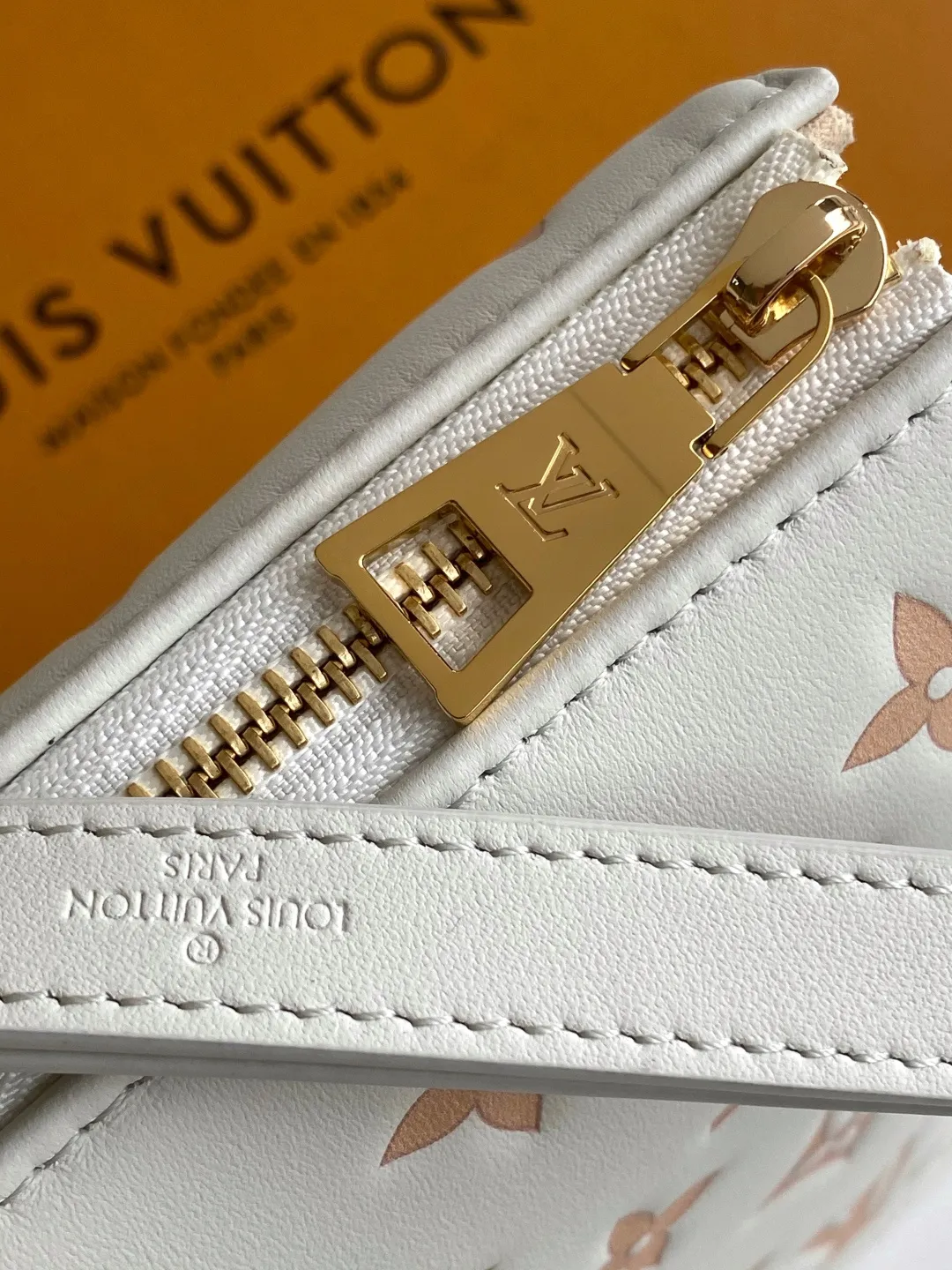 💰1280 (top-grain leather) top-grade original M14503 top-grade sheepskin top-grade original dynamic 163 This Coussin small handbag comes from the Spring In The City series, using classic Monogram Empreinte leather to create a two-tone effect of different shades. The rugged LV chain is embellished with shiny shell details. The perfect size can easily store your daily needs. It can be worn cross-body, shoulder or hand-held. 26.0 x 20.0 x 12.0 cm (Length x Height x Width) • Lambskin • Cow leather trim • Cow leather lining • Metal hardware and shells • Zip closure • Holds a 6.7" smartphone, Victorine short wallet, keys, headphones and lipstick • Shoulder strap: removable, adjustable • Half-length strap: 33.0 cm • Strap half length adjustable to: 52.0 cm • Chain: removable • Chain half length: 27.0 cm