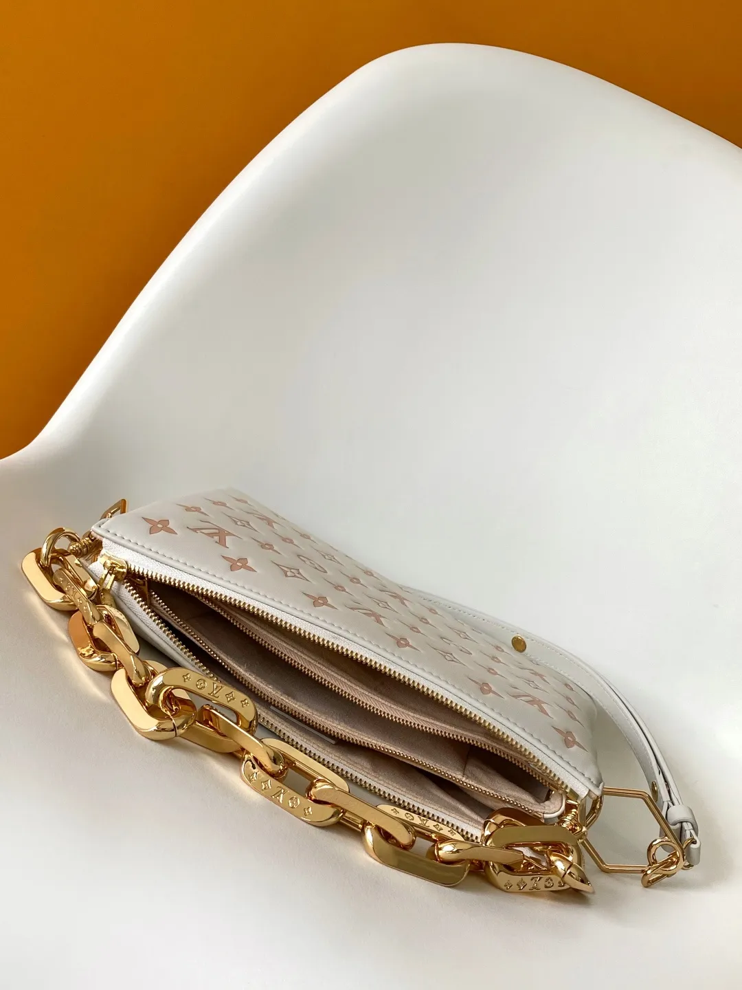 💰1280 (top-grain leather) top-grade original M14503 top-grade sheepskin top-grade original dynamic 163 This Coussin small handbag comes from the Spring In The City series, using classic Monogram Empreinte leather to create a two-tone effect of different shades. The rugged LV chain is embellished with shiny shell details. The perfect size can easily store your daily needs. It can be worn cross-body, shoulder or hand-held. 26.0 x 20.0 x 12.0 cm (Length x Height x Width) • Lambskin • Cow leather trim • Cow leather lining • Metal hardware and shells • Zip closure • Holds a 6.7" smartphone, Victorine short wallet, keys, headphones and lipstick • Shoulder strap: removable, adjustable • Half-length strap: 33.0 cm • Strap half length adjustable to: 52.0 cm • Chain: removable • Chain half length: 27.0 cm