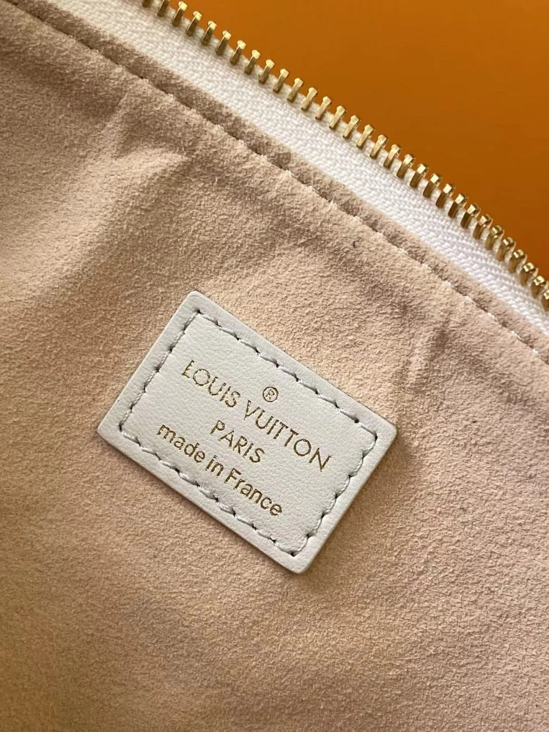 💰1280 (top-grain leather) top-grade original M14503 top-grade sheepskin top-grade original dynamic 163 This Coussin small handbag comes from the Spring In The City series, using classic Monogram Empreinte leather to create a two-tone effect of different shades. The rugged LV chain is embellished with shiny shell details. The perfect size can easily store your daily needs. It can be worn cross-body, shoulder or hand-held. 26.0 x 20.0 x 12.0 cm (Length x Height x Width) • Lambskin • Cow leather trim • Cow leather lining • Metal hardware and shells • Zip closure • Holds a 6.7" smartphone, Victorine short wallet, keys, headphones and lipstick • Shoulder strap: removable, adjustable • Half-length strap: 33.0 cm • Strap half length adjustable to: 52.0 cm • Chain: removable • Chain half length: 27.0 cm