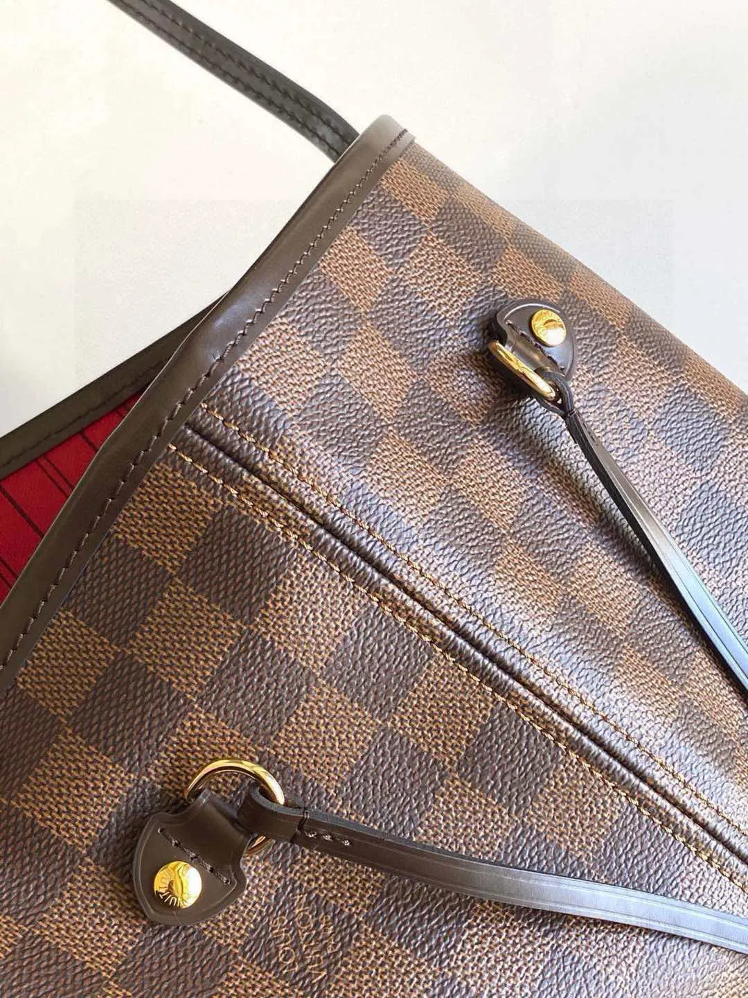 💰760 (Medium Steel Nail) Top Original N41358 NEVERFULL Medium Handbag The legendary Neverfull handbag can always meet your various needs for handbags. It has a large capacity but is not bulky. It is stiff and soft to the touch, making it suitable for home and travel. Tighten the side ties and it instantly transforms into a stylish urban handbag. Loosen the straps and it transforms into a chic and practical handbag. The slender leather handle can be carried over the shoulder or between the arms. The model shown here is made of Damier Ebène canvas.  Detailed Features 31 x 28 x 14 cm (Length x Height x Width) Bag interior redesigned with vintage details inspired by the Louis Vuitton archives - Fabric-lined interior pocket Removable zip clutch with matching interior Natural cowhide leather trim Shiny gold-tone brass hardware Handles: Double handle