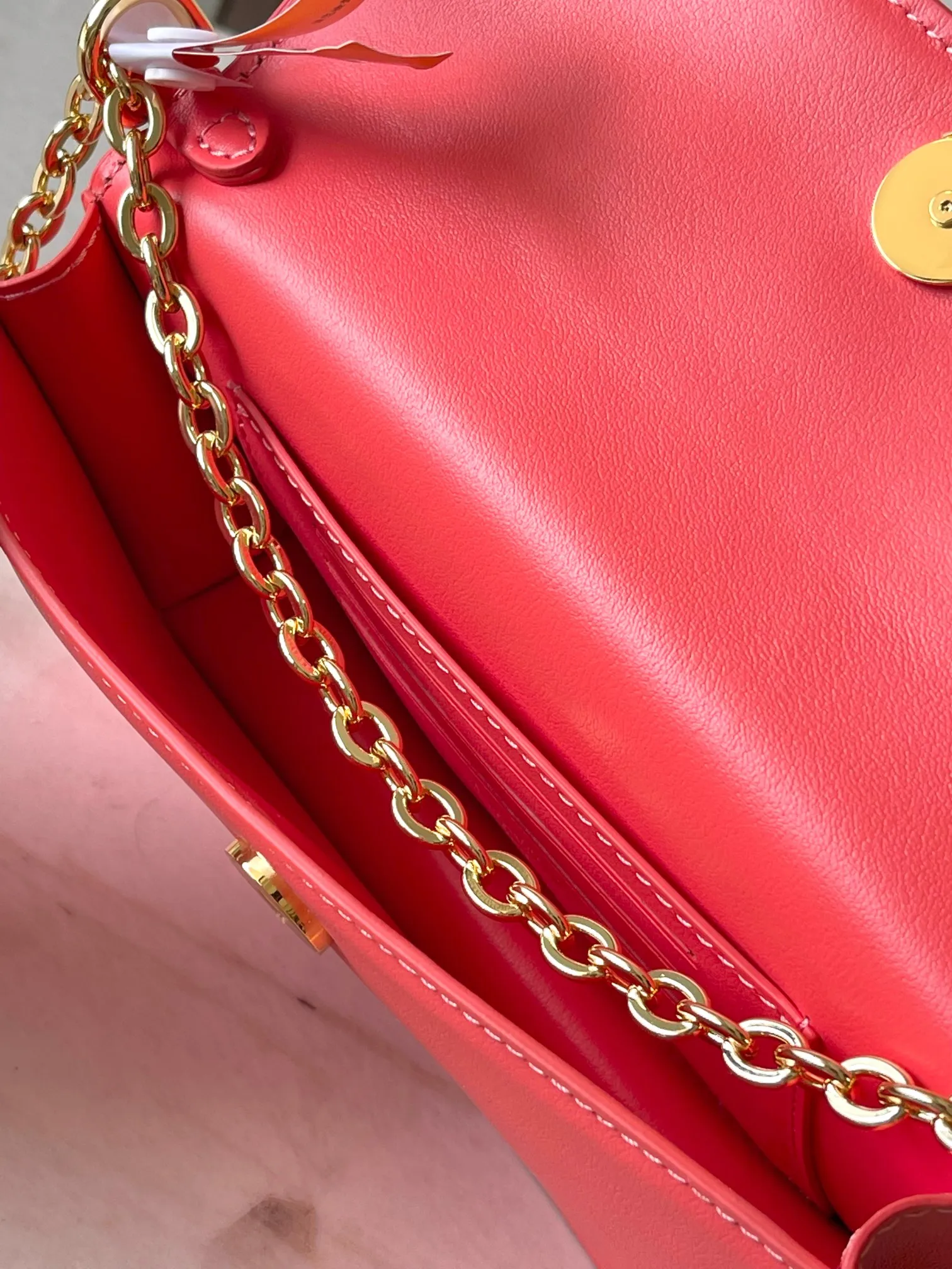 💰860 (top layer leather) top original single M14564 black M14547 blue M14581 apricot M14548 rose authentic development This Wallet On Chain handbag is from the Louis Vuitton LV Bloom series. It is cut from cow leather in a fashionable and practical configuration. It's decorated with embellishments inspired by the brand's iconic Monogram pattern. There's plenty of space to store a smartphone, and contrasting metal hardware adds an elegant touch. Dimensions: 11.5 x 4 x 20 cm (H x W x Length)