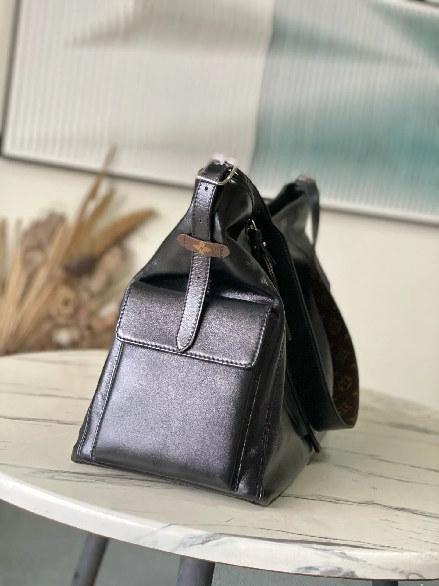 💰1720 (top-grain leather) top original order M15175 This Carry All TravelBag handbag is made of soft cow leather, with Monogram canvas elements for the brand name and lining, making it a good travel choice with its elegant design. Multiple pockets such as side compartments are considered functionally, and the detachable and adjustable shoulder straps provide a comfortable shoulder-carrying experience. Dimensions: 45 × 29 × 20cm