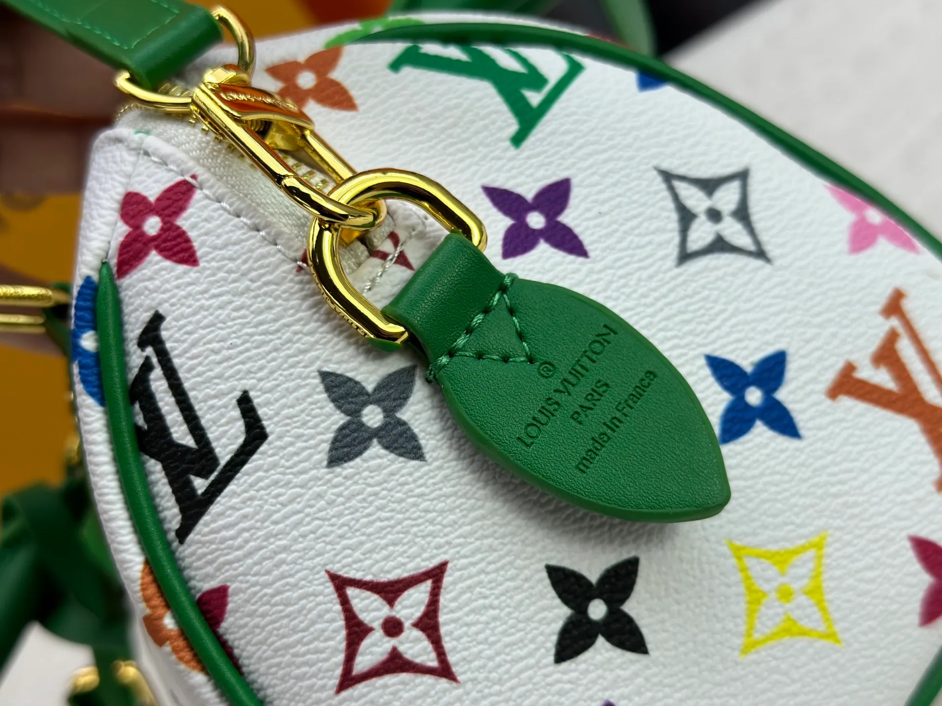P260 upgraded original M58953 M46234 M46222 Speedy Bandoulière 20 handbag is made of soft coated canvas, and the full-length Monogram pattern is traced in colorful rainbow tones, highlighting the smart style of the Louis Vuitton x Murakami reissue series. The Toron handle and detachable shoulder strap are constructed of cow leather, the metal corners recall classic luggage elements, and the bow-shaped key bag and padlock add brand touches. Dimensions: 20.5 x 13.5 x 12.0 cm (length x height x width)