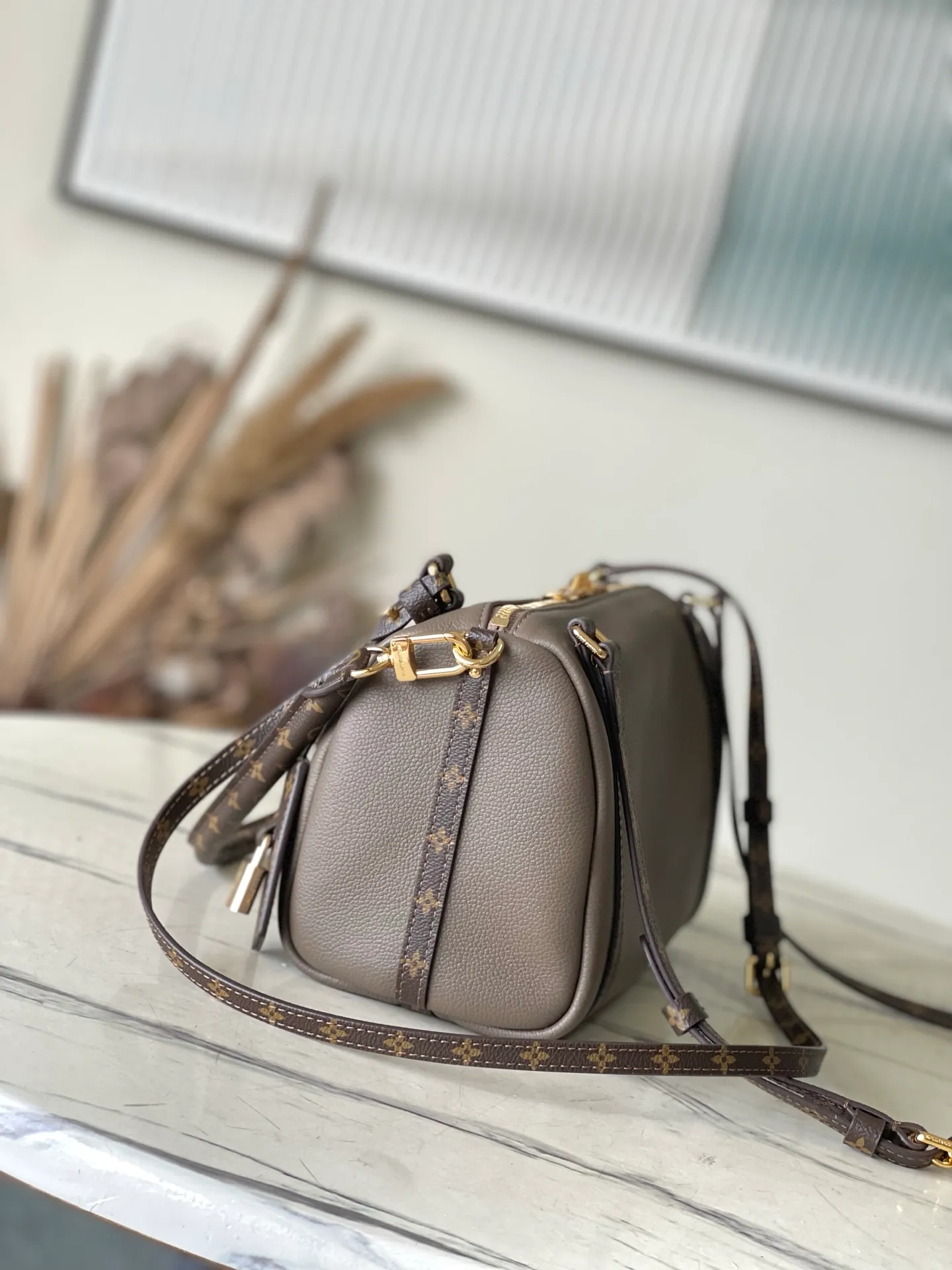 💰1140 (top layer leather) top original order M26360 This small Express handbag can be called an urban product, and its design is inspired by the brand’s classic Keepall travel bag. Carefully crafted from fine cow leather, decorated with Monogram classic pattern trim and lining, paired with metal hardware and iconic key cases and padlocks, it embodies the essence of Louis Vuitton's travel tradition. The compact size can accommodate daily belongings and can be carried in various ways, making it suitable for modern urban life. Dimensions: 26 × 17 × 13.5 cm