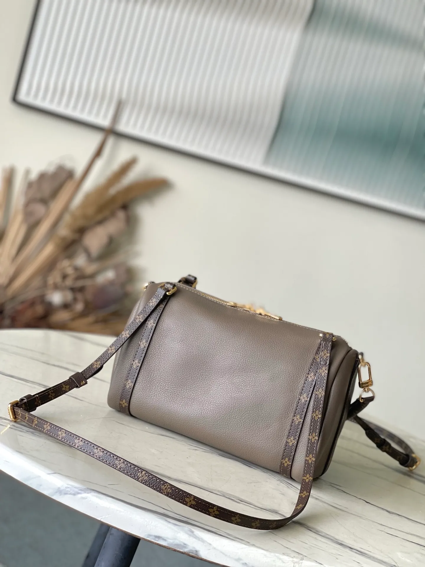 💰1140 (top layer leather) top original order M26360 This small Express handbag can be called an urban product, and its design is inspired by the brand’s classic Keepall travel bag. Carefully crafted from fine cow leather, decorated with Monogram classic pattern trim and lining, paired with metal hardware and iconic key cases and padlocks, it embodies the essence of Louis Vuitton's travel tradition. The compact size can accommodate daily belongings and can be carried in various ways, making it suitable for modern urban life. Dimensions: 26 × 17 × 13.5 cm