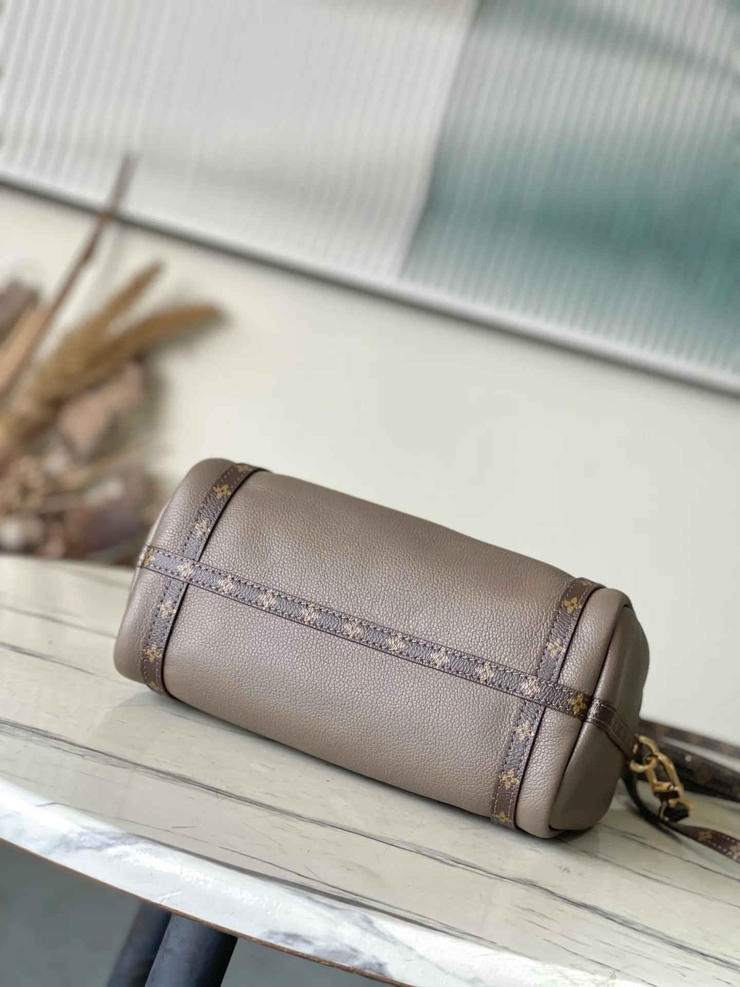 💰1140 (top layer leather) top original order M26360 This small Express handbag can be called an urban product, and its design is inspired by the brand’s classic Keepall travel bag. Carefully crafted from fine cow leather, decorated with Monogram classic pattern trim and lining, paired with metal hardware and iconic key cases and padlocks, it embodies the essence of Louis Vuitton's travel tradition. The compact size can accommodate daily belongings and can be carried in various ways, making it suitable for modern urban life. Dimensions: 26 × 17 × 13.5 cm