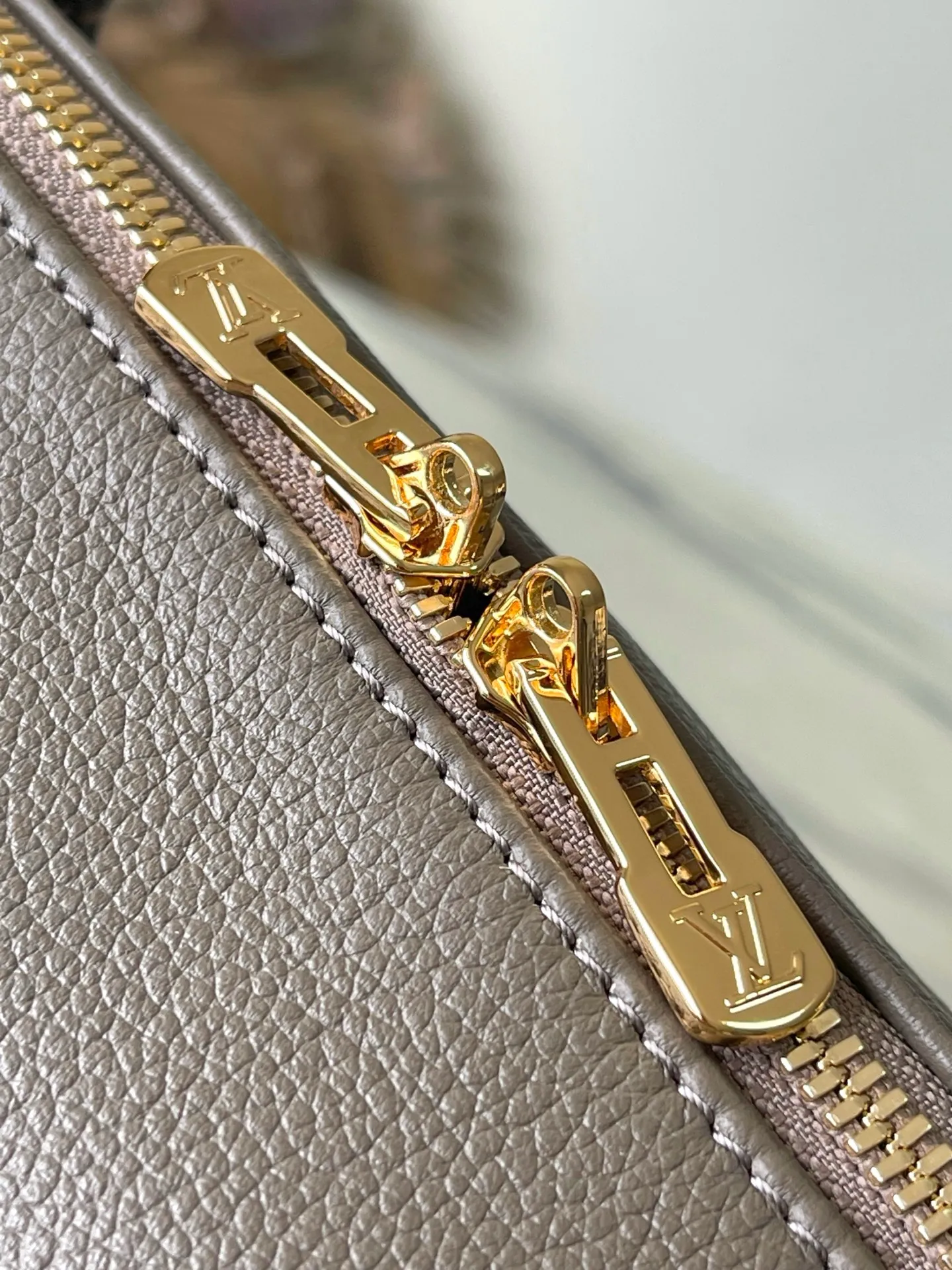 💰1140 (top layer leather) top original order M26360 This small Express handbag can be called an urban product, and its design is inspired by the brand’s classic Keepall travel bag. Carefully crafted from fine cow leather, decorated with Monogram classic pattern trim and lining, paired with metal hardware and iconic key cases and padlocks, it embodies the essence of Louis Vuitton's travel tradition. The compact size can accommodate daily belongings and can be carried in various ways, making it suitable for modern urban life. Dimensions: 26 × 17 × 13.5 cm