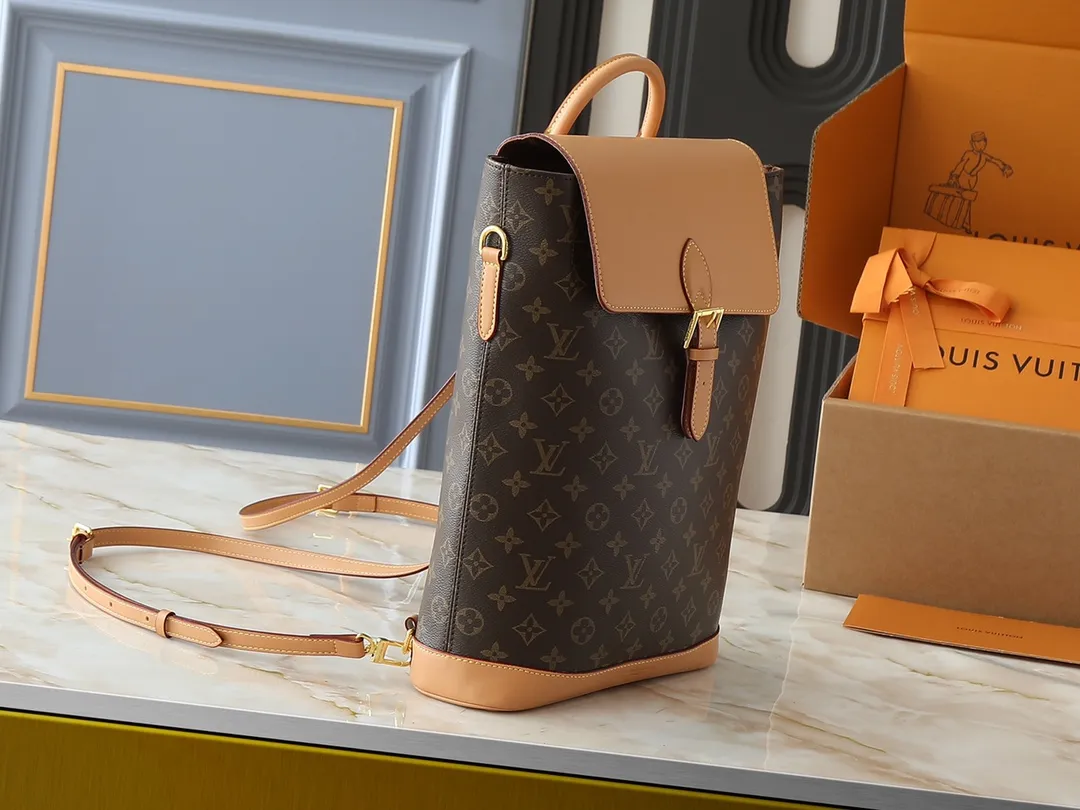 💰260💰Upgraded from the original M14653 M14651. This Soho medium backpack harkens back to the Arlequin backpack launched in 1996. It pays homage to Louis Vuitton's trunk-making heritage with cow leather trim and vintage buckles. The removable and adjustable leather shoulder strap makes it easy to switch between carrying methods, and the D-ring can be used to secure it, making it a perfect choice for daily travel. Dimensions: 24.0 x 32.0 x 9.0 cm (length x height x width)