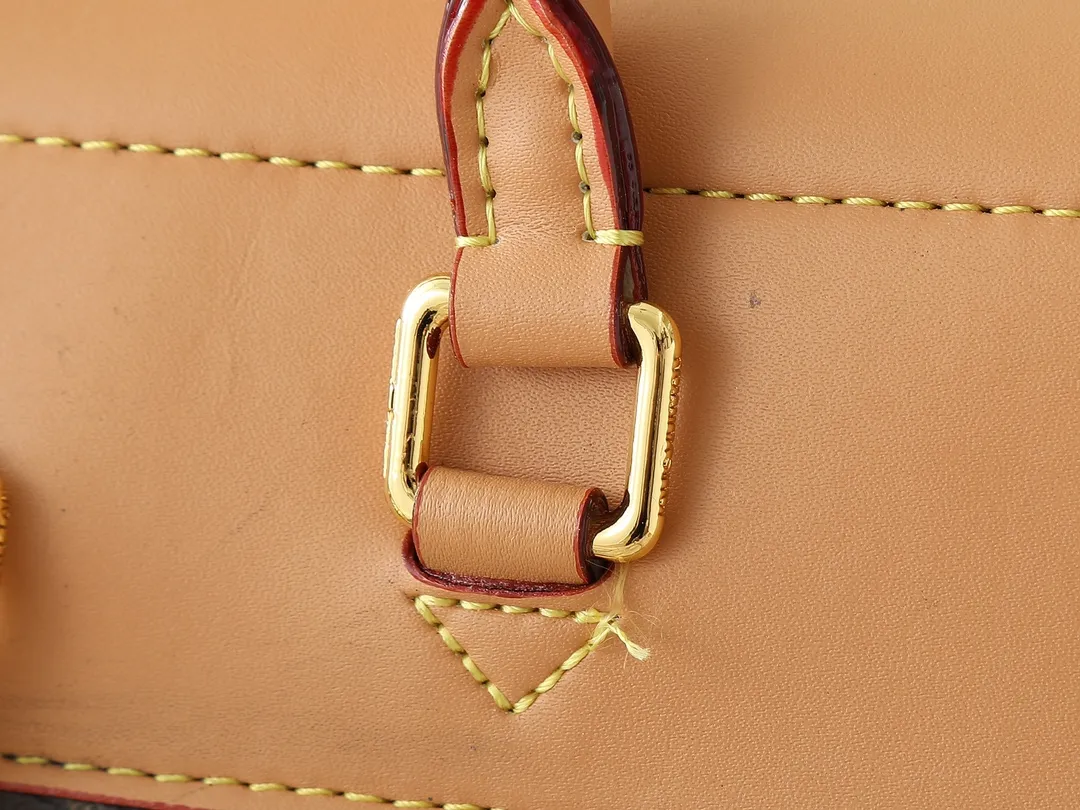 💰260💰Upgraded from the original M14653 M14651. This Soho medium backpack harkens back to the Arlequin backpack launched in 1996. It pays homage to Louis Vuitton's trunk-making heritage with cow leather trim and vintage buckles. The removable and adjustable leather shoulder strap makes it easy to switch between carrying methods, and the D-ring can be used to secure it, making it a perfect choice for daily travel. Dimensions: 24.0 x 32.0 x 9.0 cm (length x height x width)