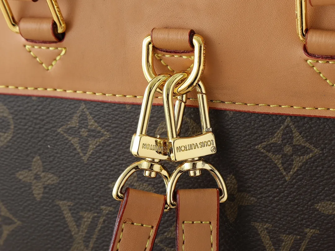 💰260💰Upgraded from the original M14653 M14651. This Soho medium backpack harkens back to the Arlequin backpack launched in 1996. It pays homage to Louis Vuitton's trunk-making heritage with cow leather trim and vintage buckles. The removable and adjustable leather shoulder strap makes it easy to switch between carrying methods, and the D-ring can be used to secure it, making it a perfect choice for daily travel. Dimensions: 24.0 x 32.0 x 9.0 cm (length x height x width)