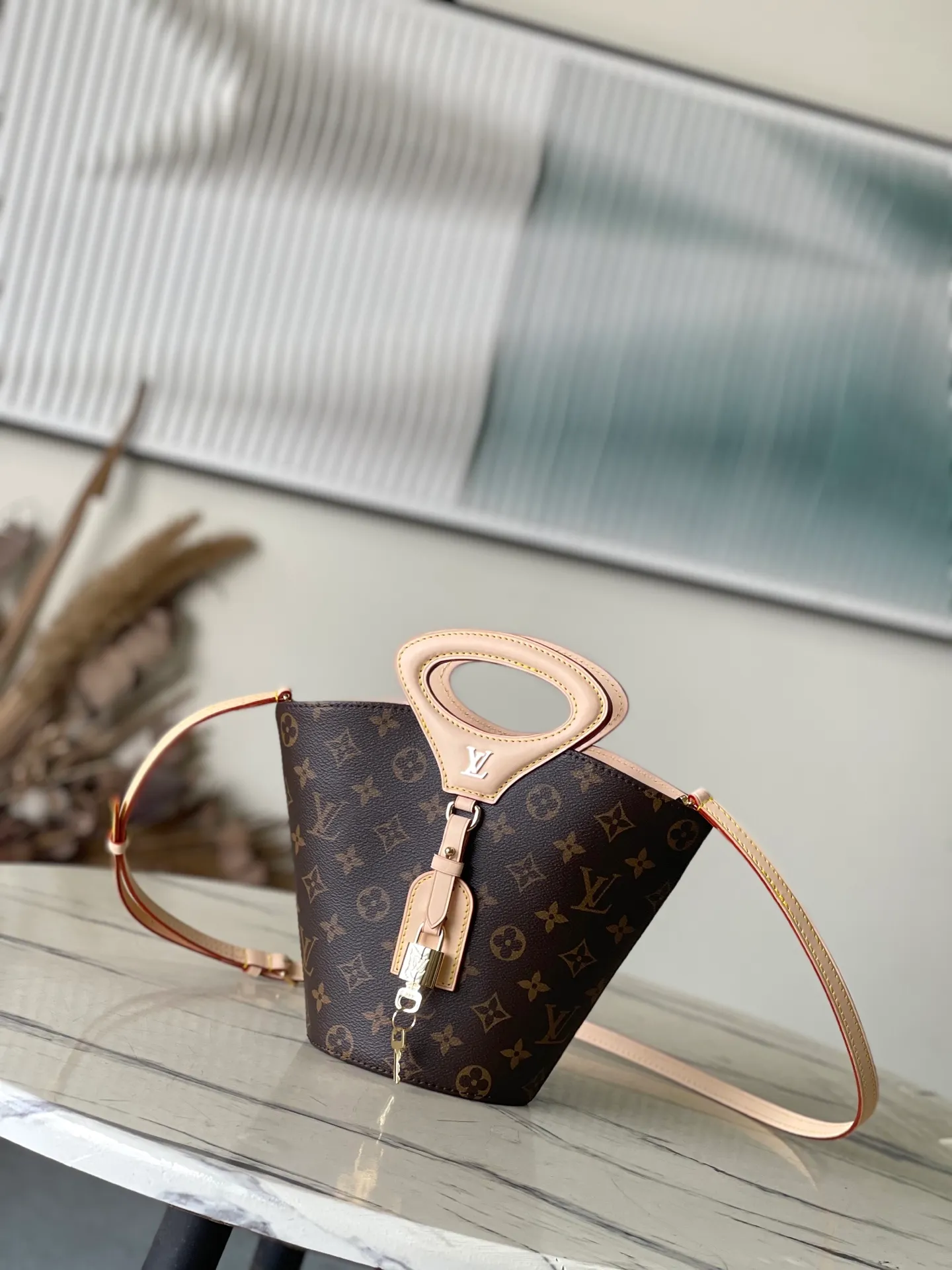 💰1020 Top Original Order M14680 Nicolas Ghesquiere presents the Rivage BB handbag at the 2025 spring and summer show. It is cut into a bucket shape from Monogram canvas and reinterprets the Noctambule handbag launched by Louis Vuitton in 1999. The hard suitcase-style handle, LV-engraved padlock and leather luggage tag highlight classic elements, and the shoulder strap allows for convenient cross-body wear. Dimensions: 12 × 18 × 7 cm