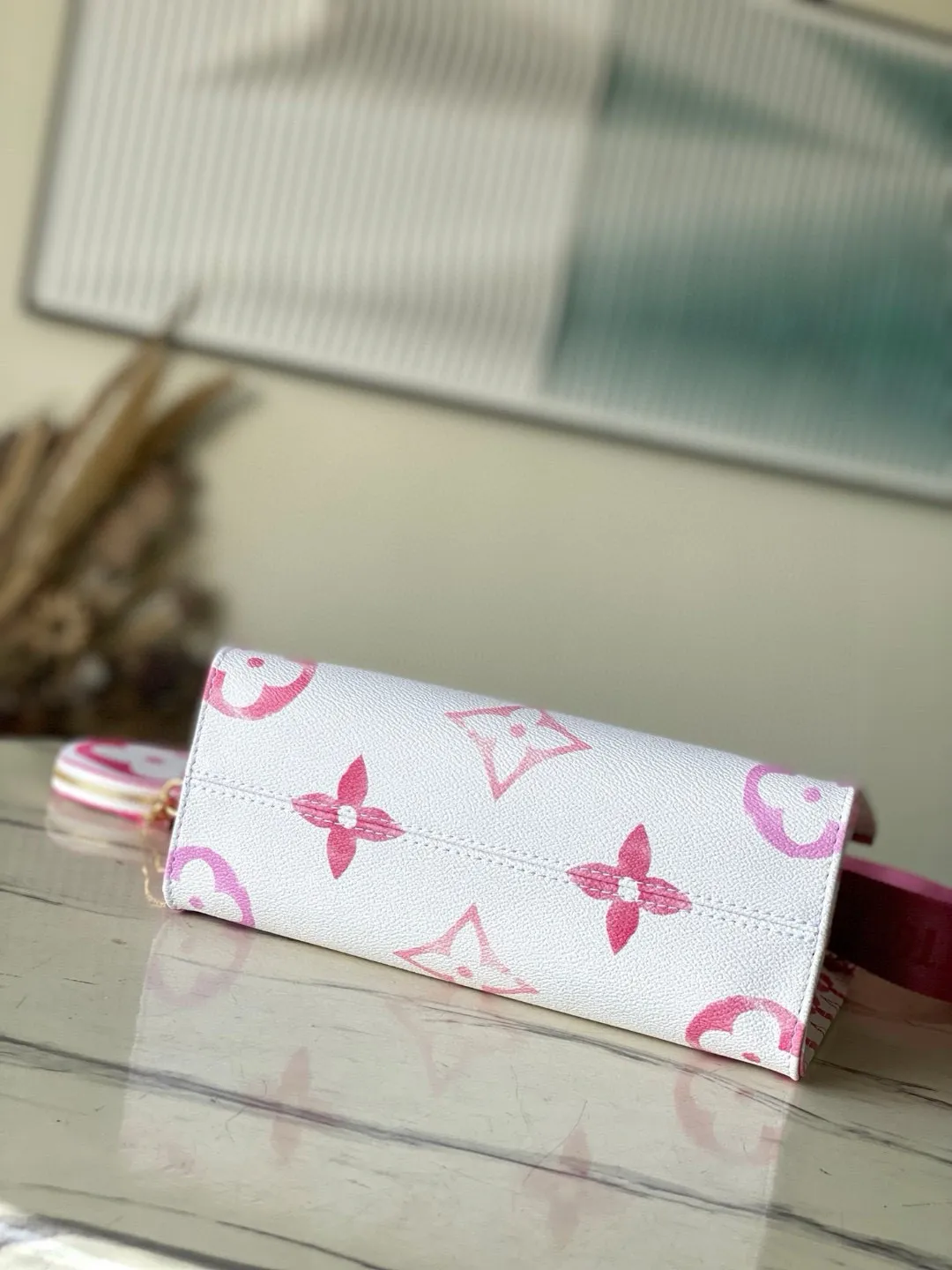 💰960 Top Original M22976 Pink This OnTheGo small handbag is made of canvas with a light Giant Monogram pattern, and detailed Monogram flowers are traced on the trim and top handle, showing the inspiration of traditional Portuguese tiles. Removable and adjustable shoulder strap for comfortable shoulder carrying experience. Dimensions: 25 x 19 x 11.5 cm