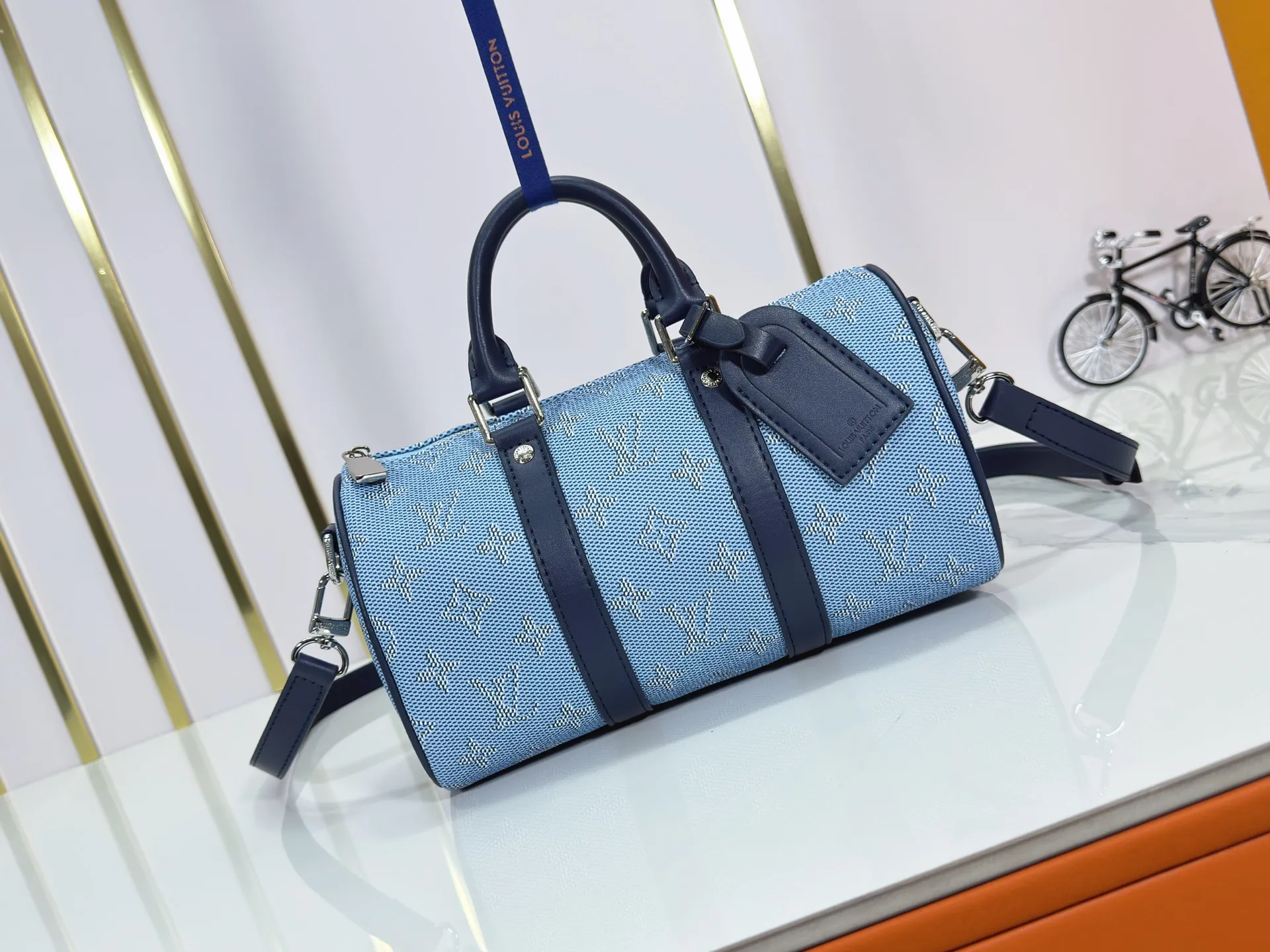 P240 Upgraded original M14078 M01942 M15076 M24434 M46271 M20900 M46249 This handbag condenses the classic silhouette of the Keepall travel bag. It is made of Monogram embossed Taurillon leather. Its compact shape is suitable for storing small items such as mobile phones and wallets. With its clever use of leather handles and detachable shoulder strap, it's easy to carry with you in trendy style. Detailed features Dimensions: 25✘15✘11 cm